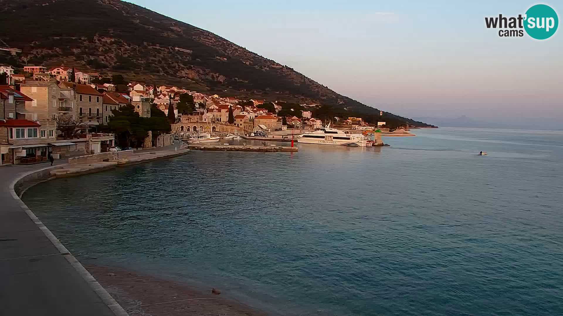 Spletna kamera Bol – Center mesta in marina v živo