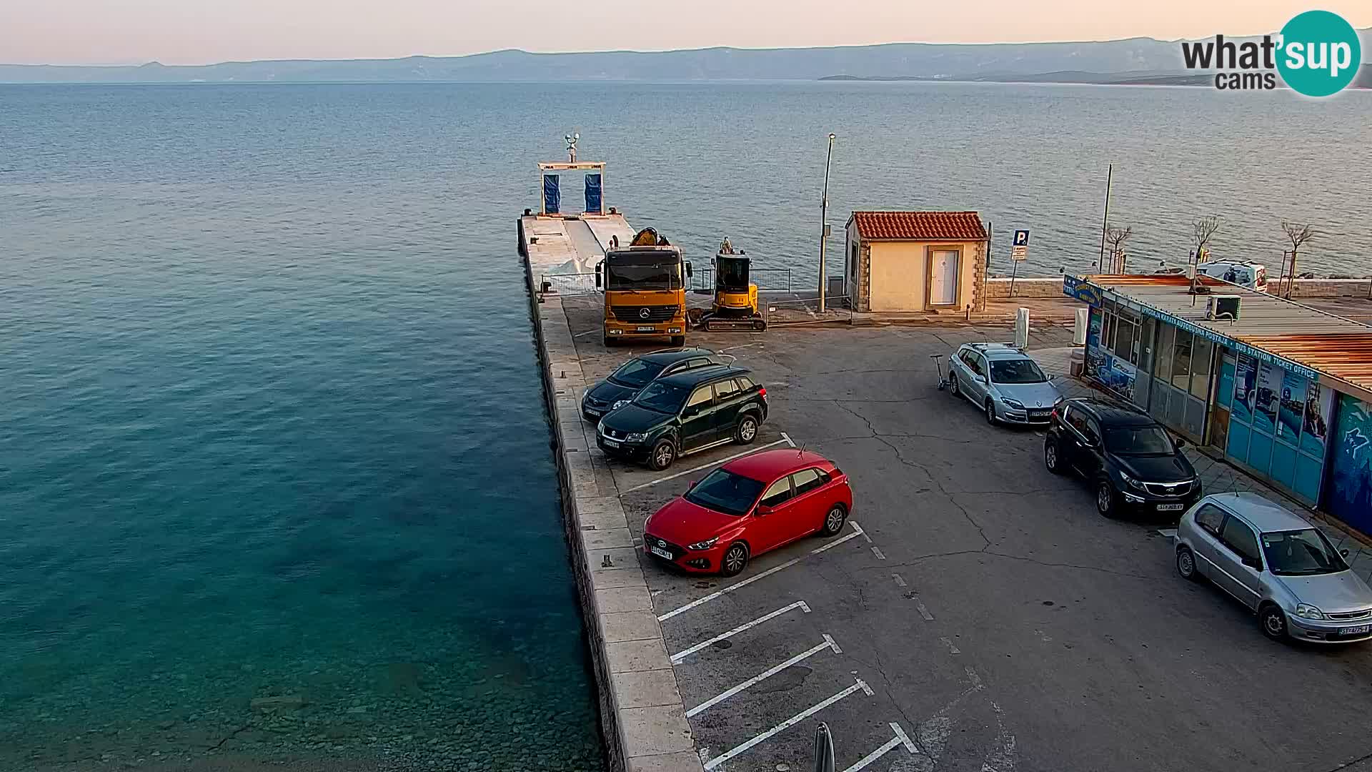 Spletna kamera Bol – Center mesta in marina v živo