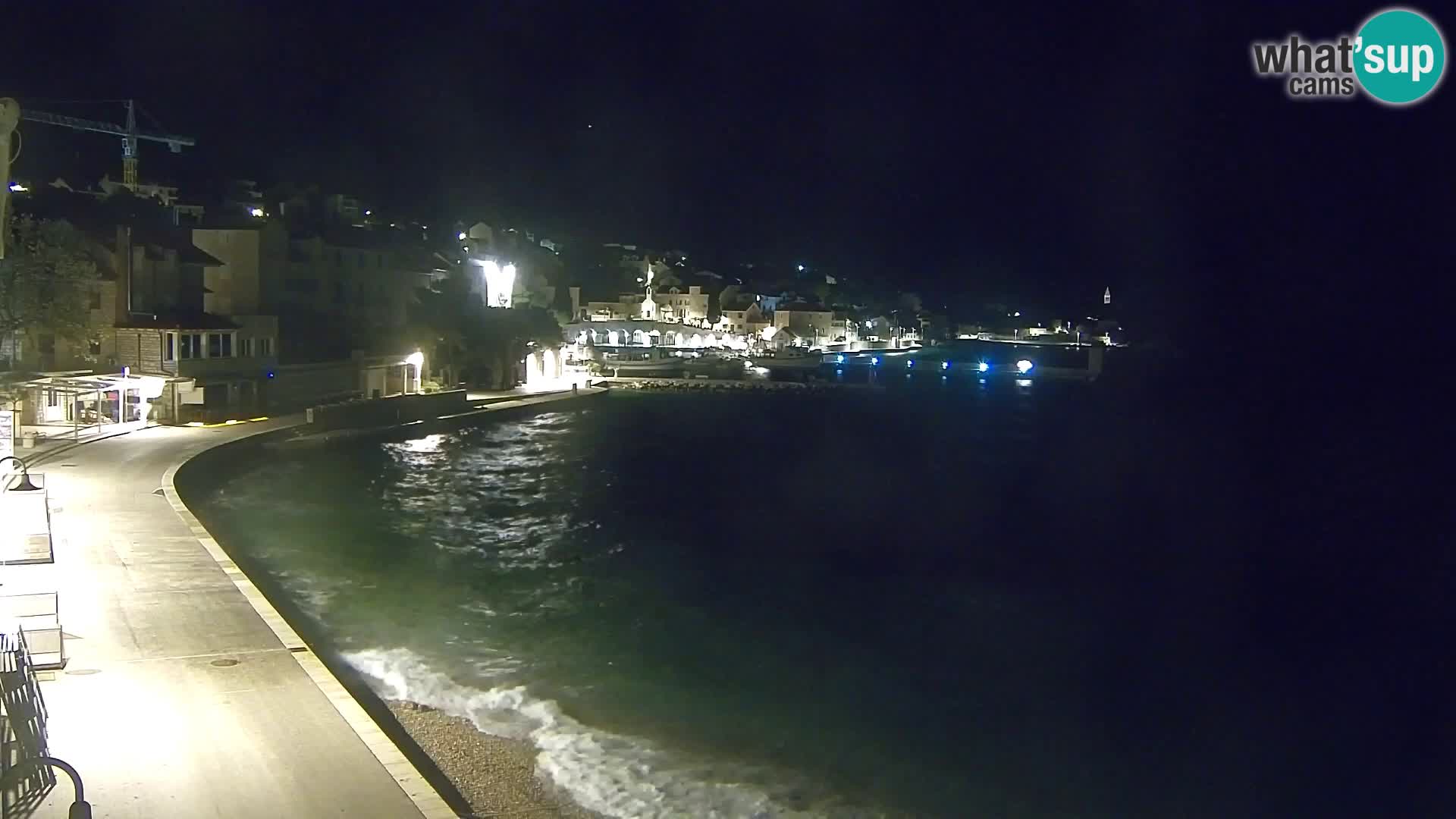 Spletna kamera Bol – Center mesta in marina v živo