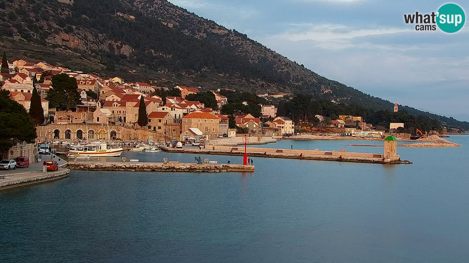 Web kamera Bol – Centar mjesta i marina | Pogled uživo