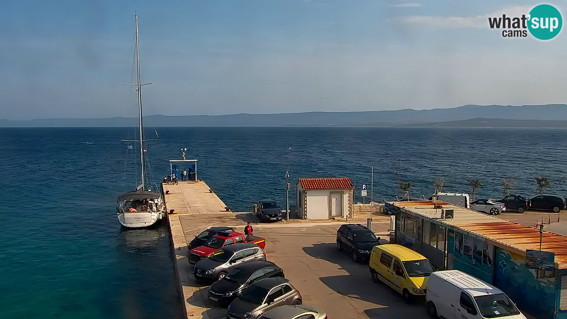 Spletna kamera Bol – Center mesta in marina v živo