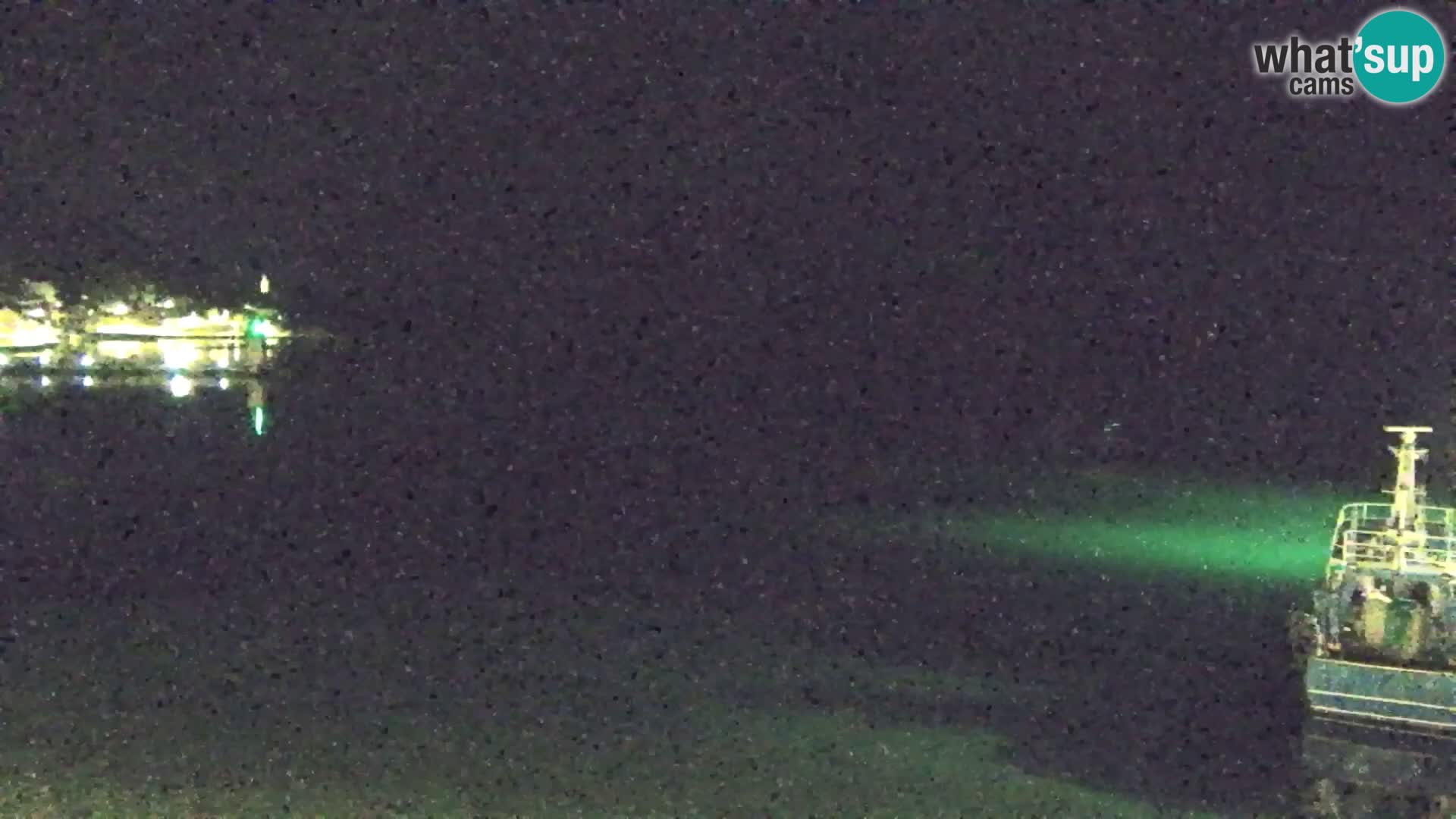 Spletna kamera Bol – Center mesta in marina v živo