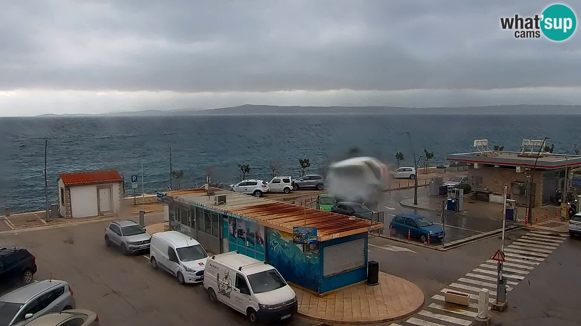 Spletna kamera Bol – Center mesta in marina v živo