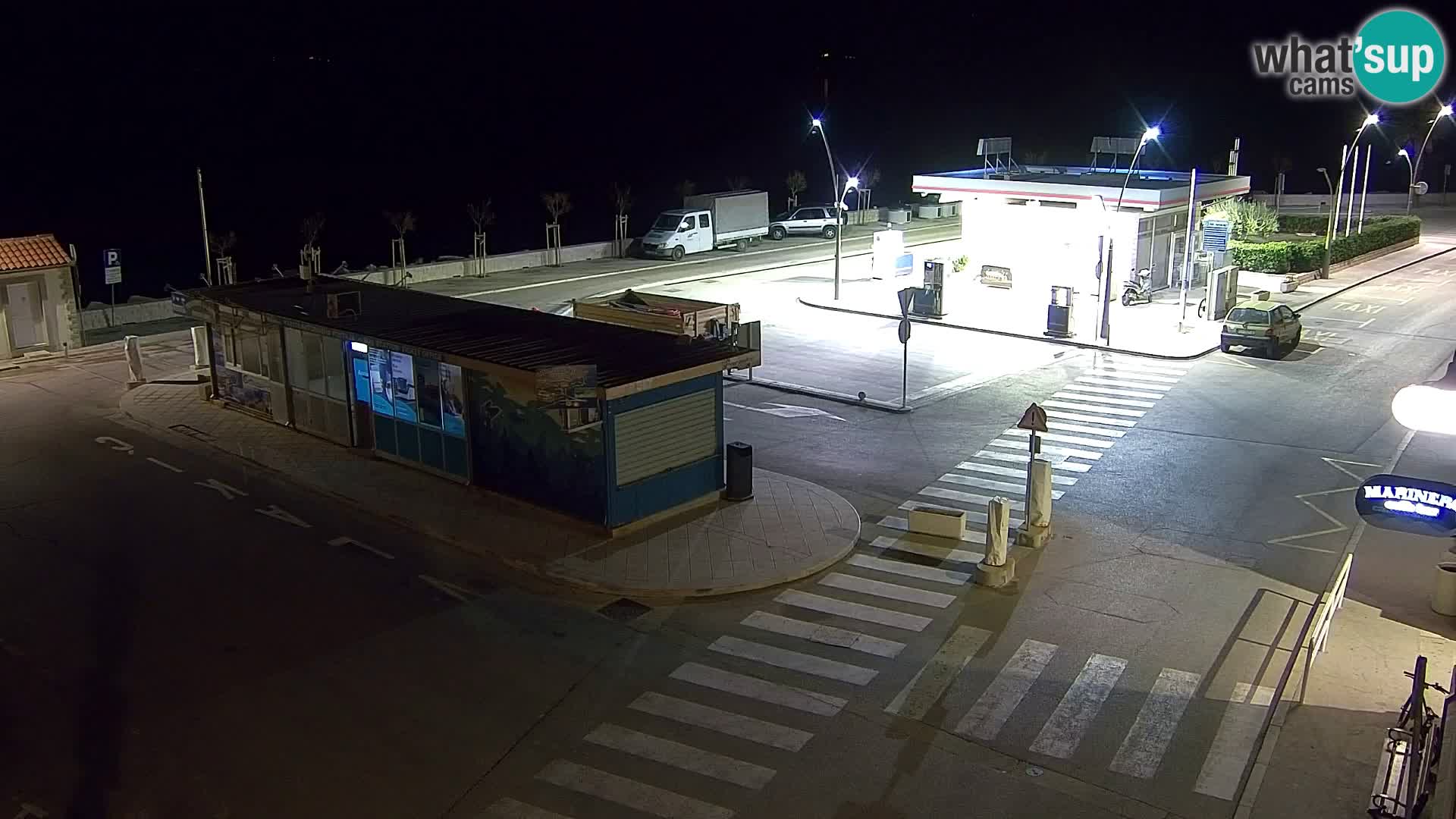 Spletna kamera Bol – Center mesta in marina v živo