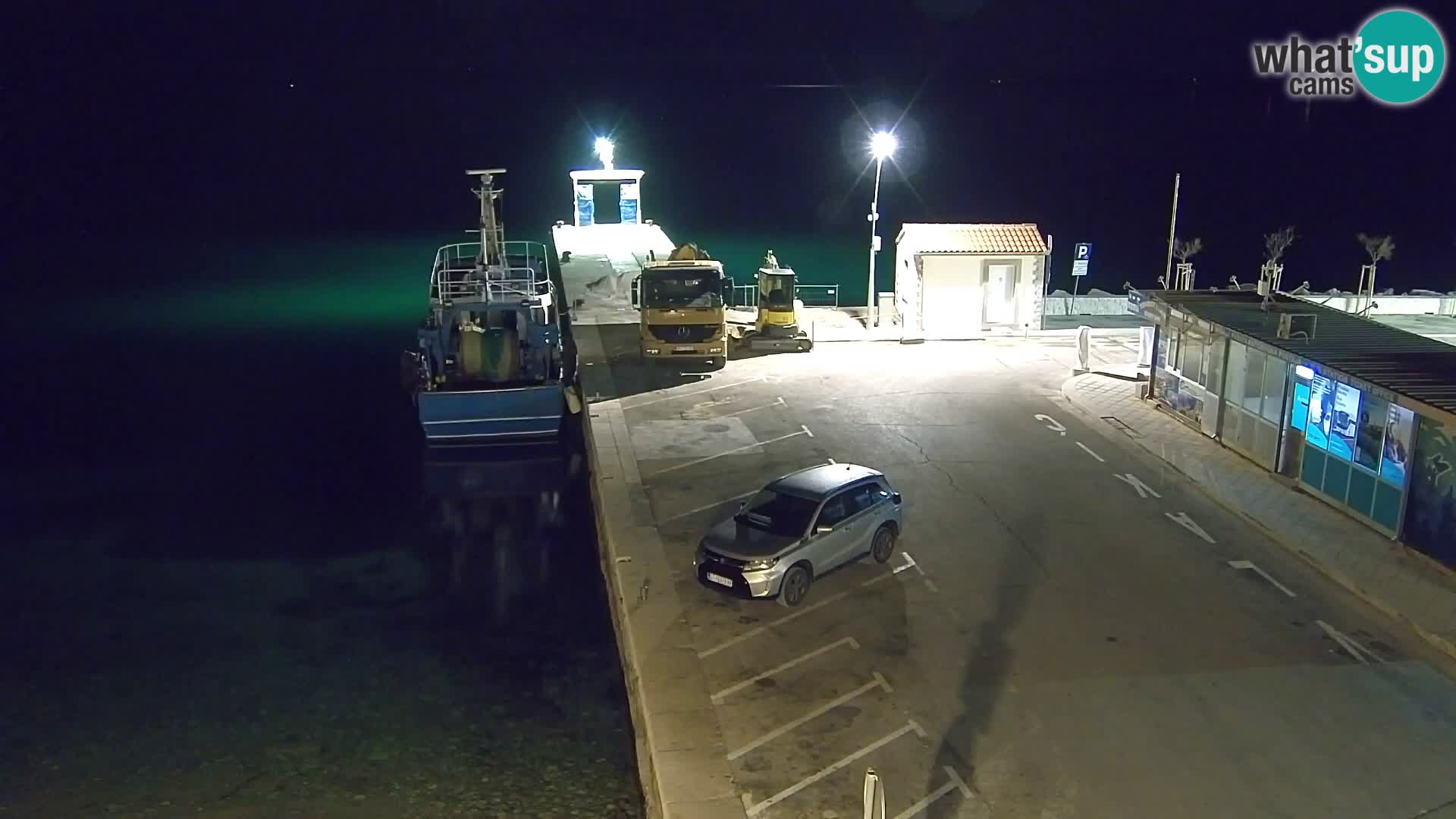 Spletna kamera Bol – Center mesta in marina v živo