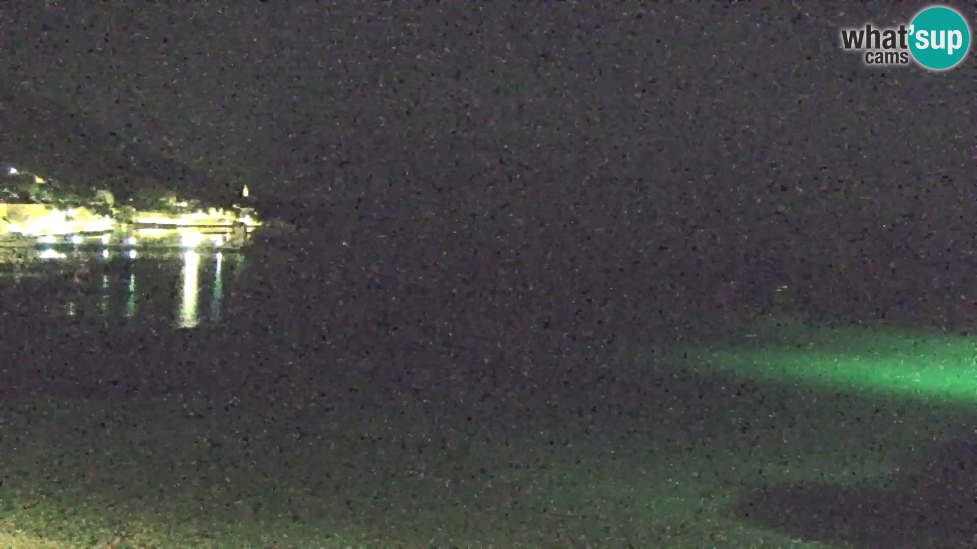 Spletna kamera Bol – Center mesta in marina v živo