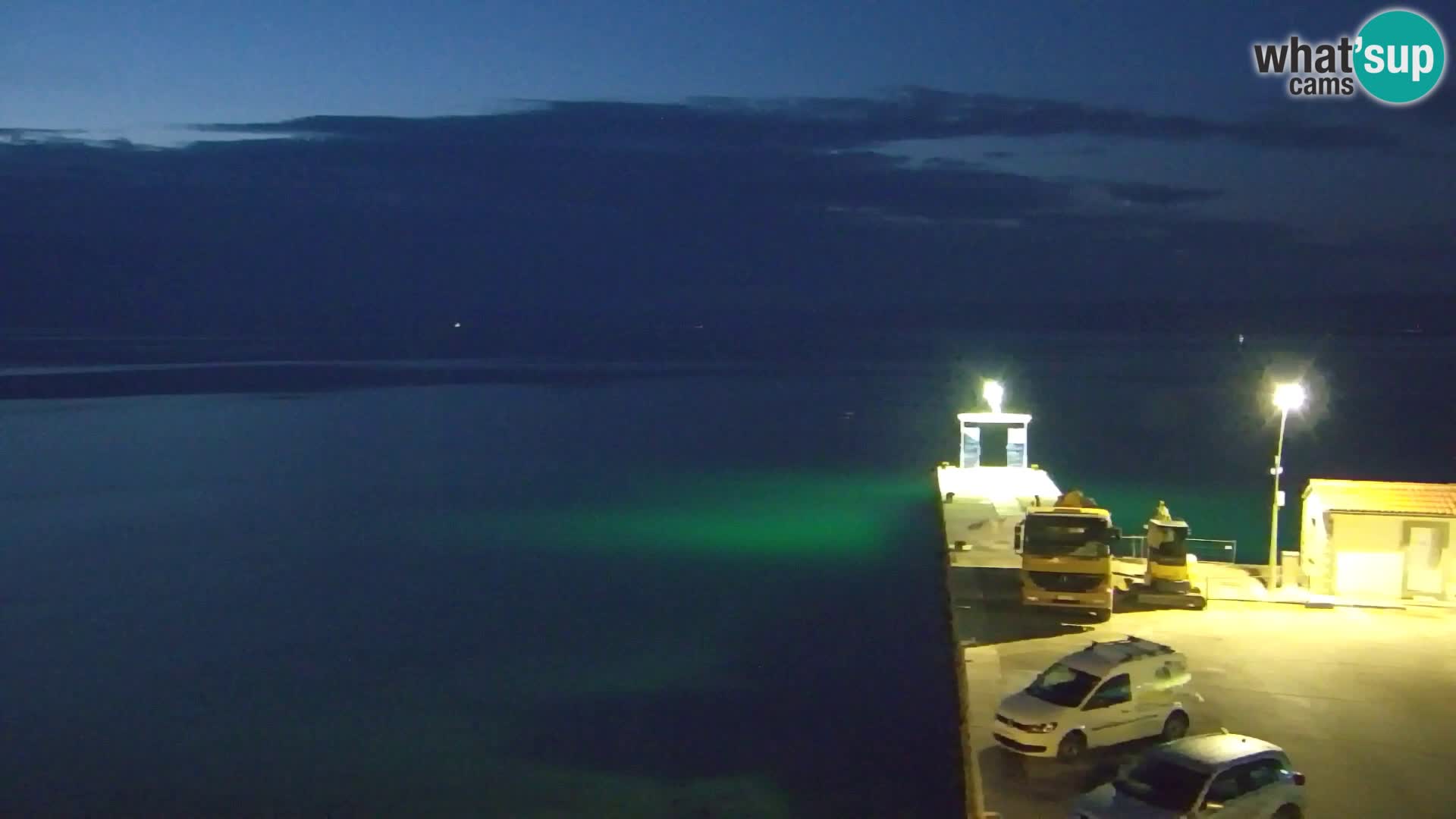 Spletna kamera Bol – Center mesta in marina v živo