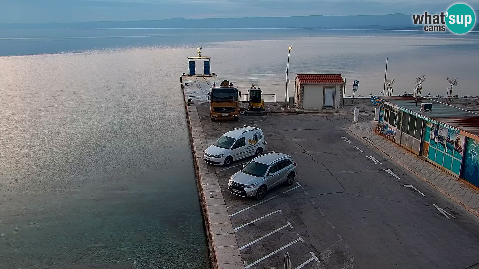 Spletna kamera Bol – Center mesta in marina v živo