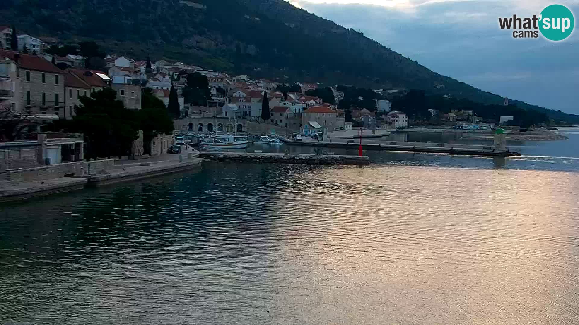 Spletna kamera Bol – Center mesta in marina v živo