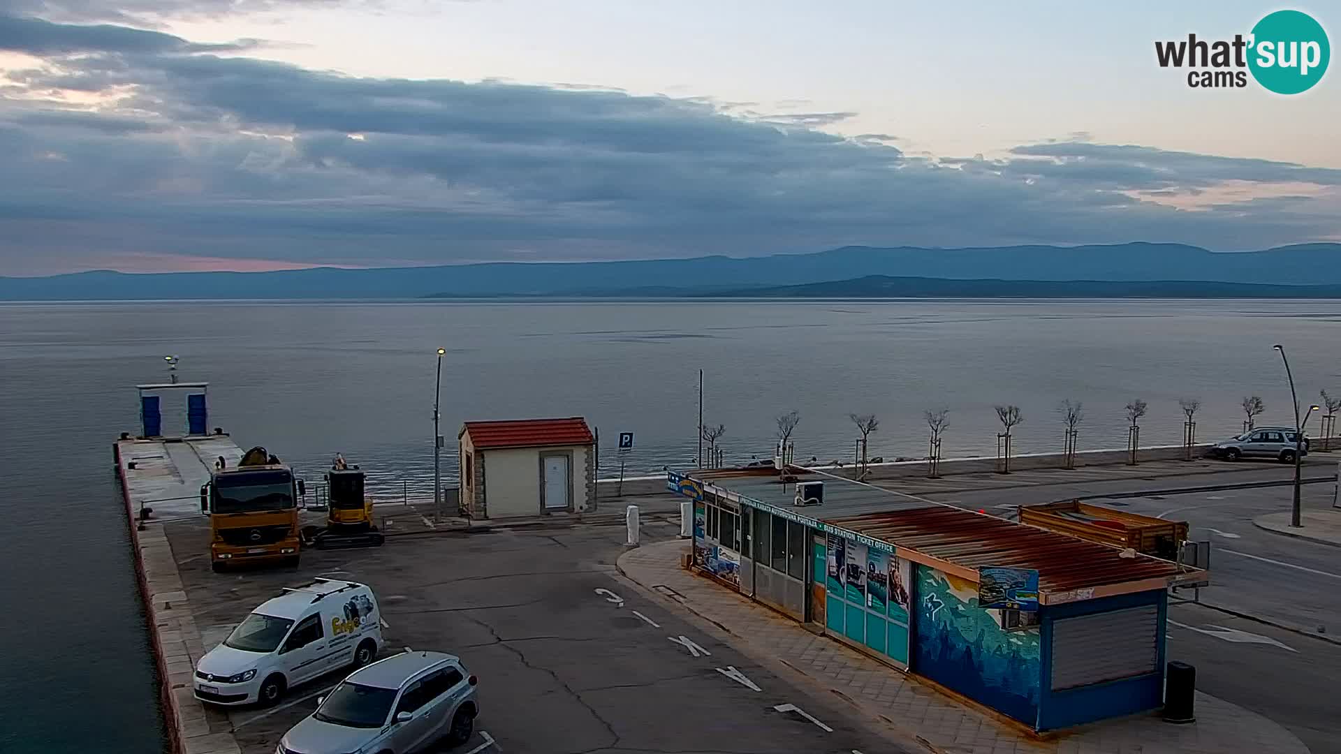 Spletna kamera Bol – Center mesta in marina v živo