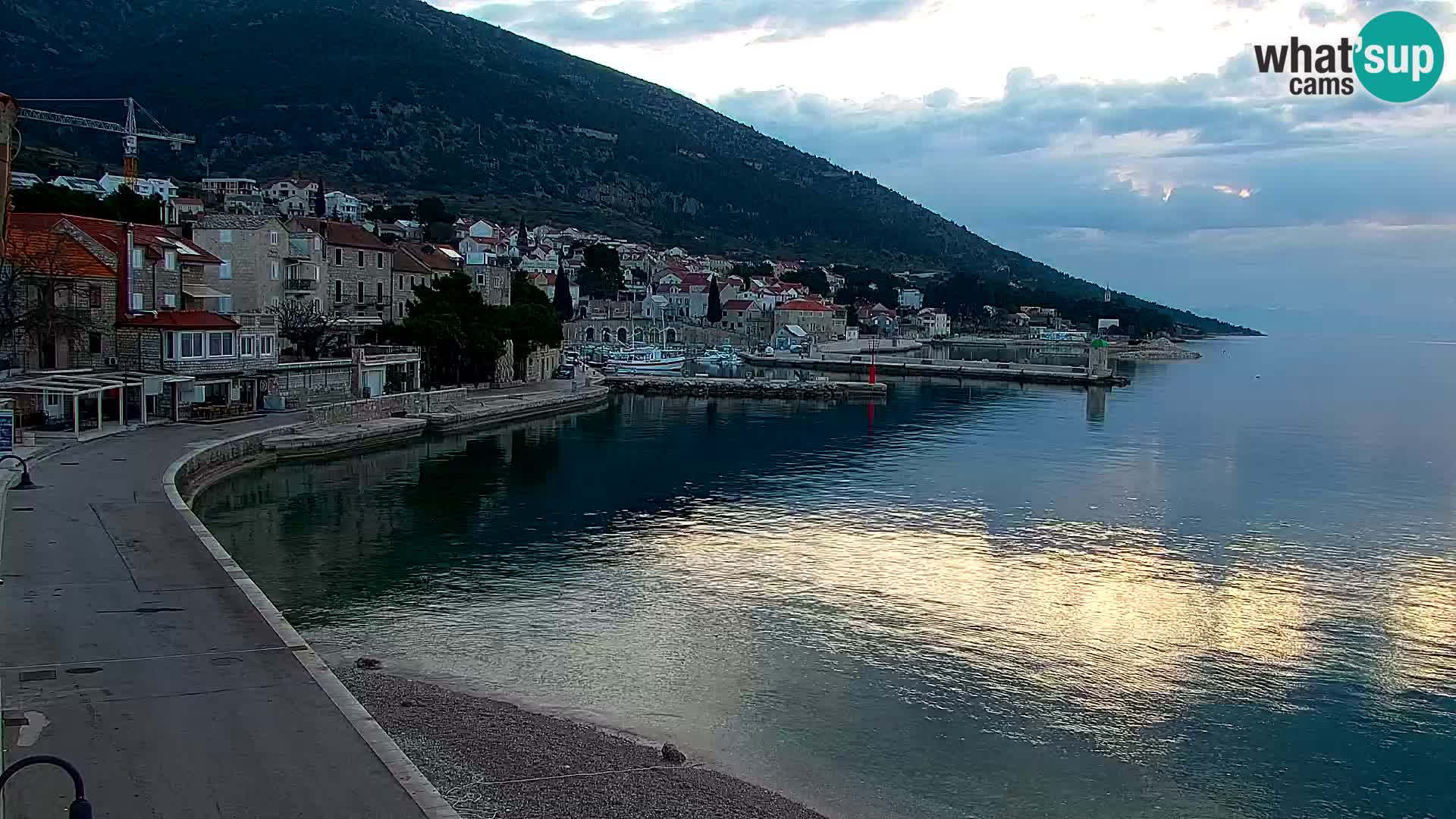 Spletna kamera Bol – Center mesta in marina v živo