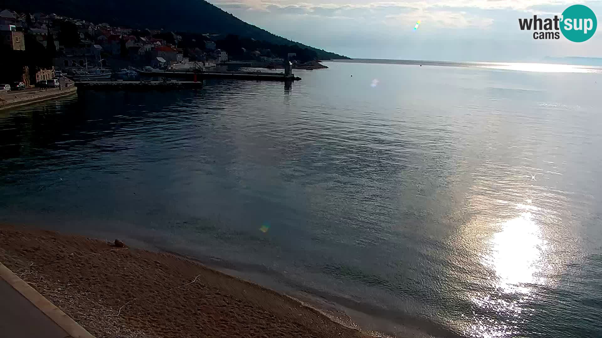 Web kamera Bol – Centar mjesta i marina | Pogled uživo