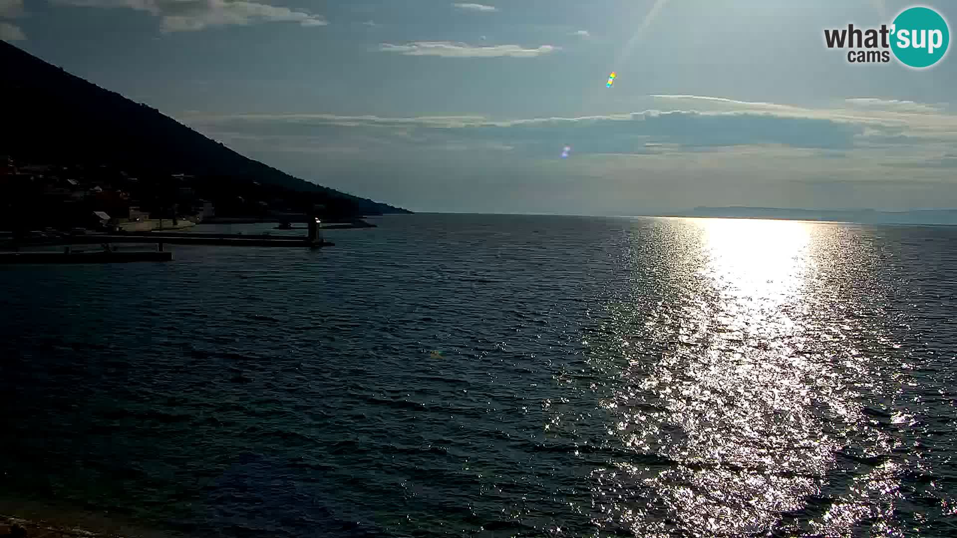 Spletna kamera Bol – Center mesta in marina v živo