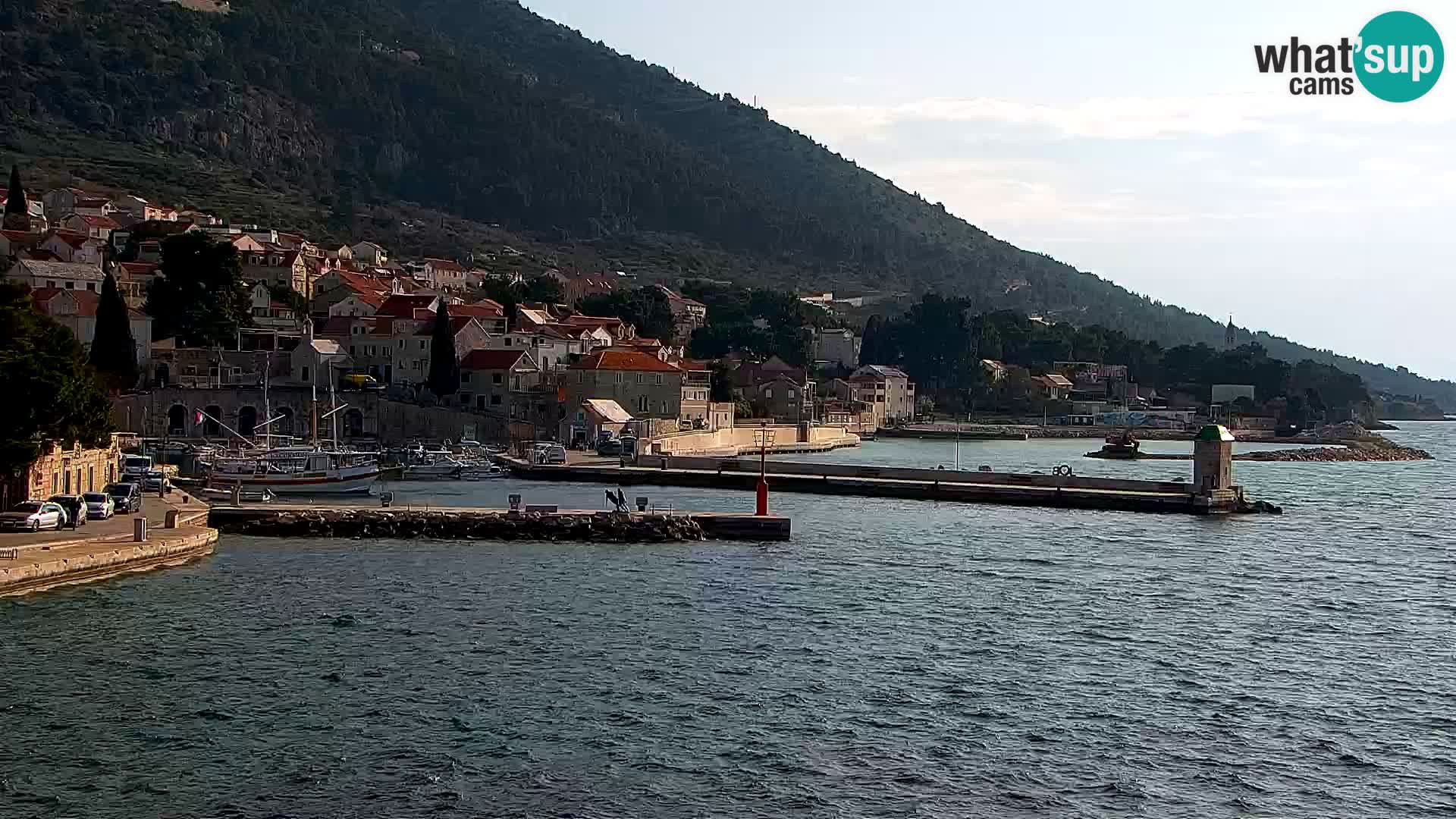 Spletna kamera Bol – Center mesta in marina v živo