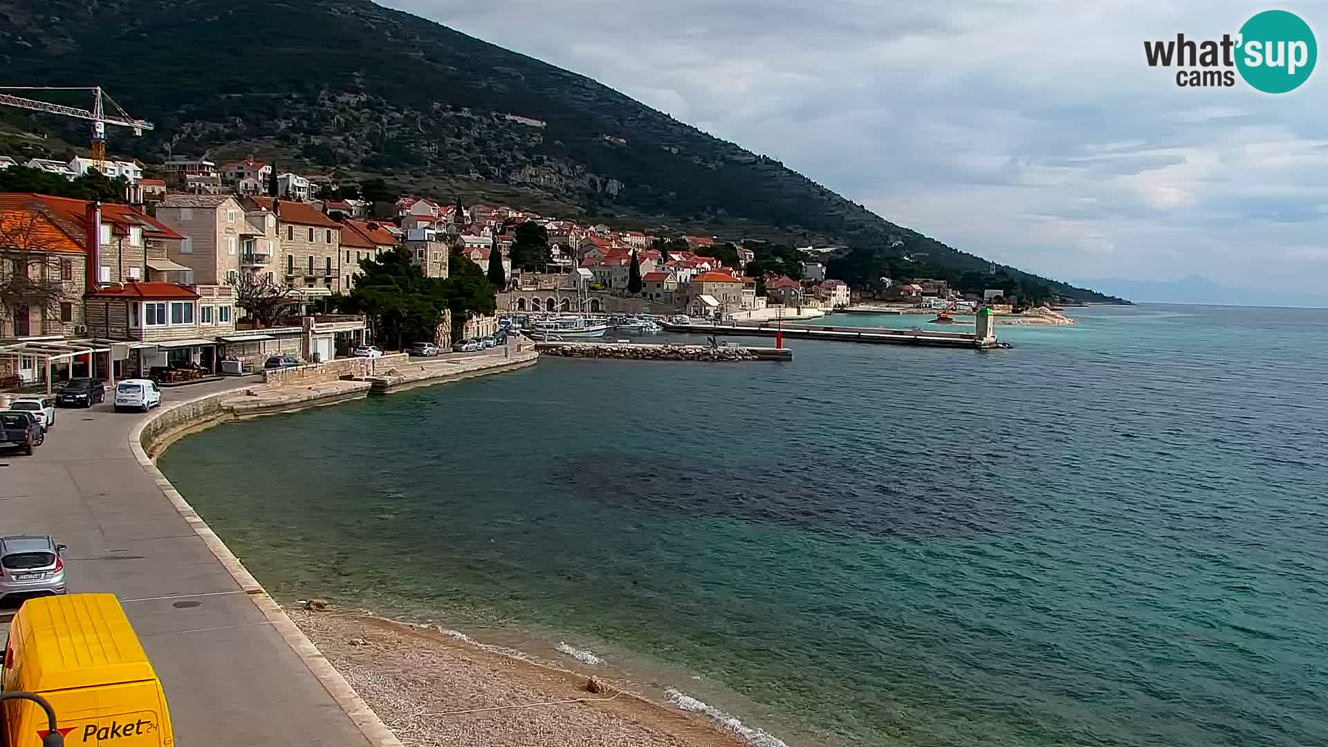 Spletna kamera Bol – Center mesta in marina v živo