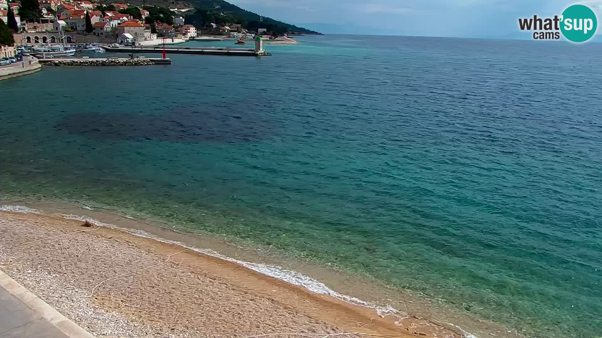 Spletna kamera Bol – Center mesta in marina v živo