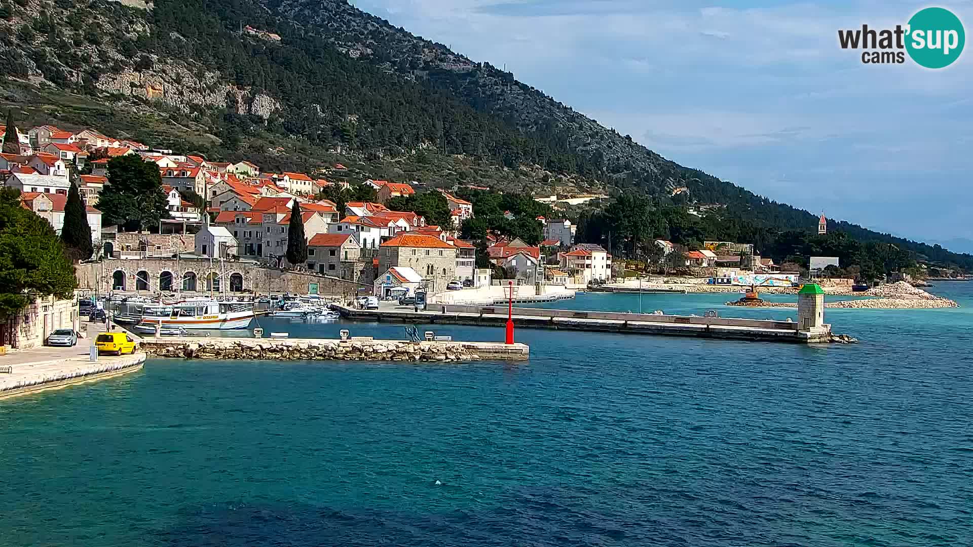 Spletna kamera Bol – Center mesta in marina v živo