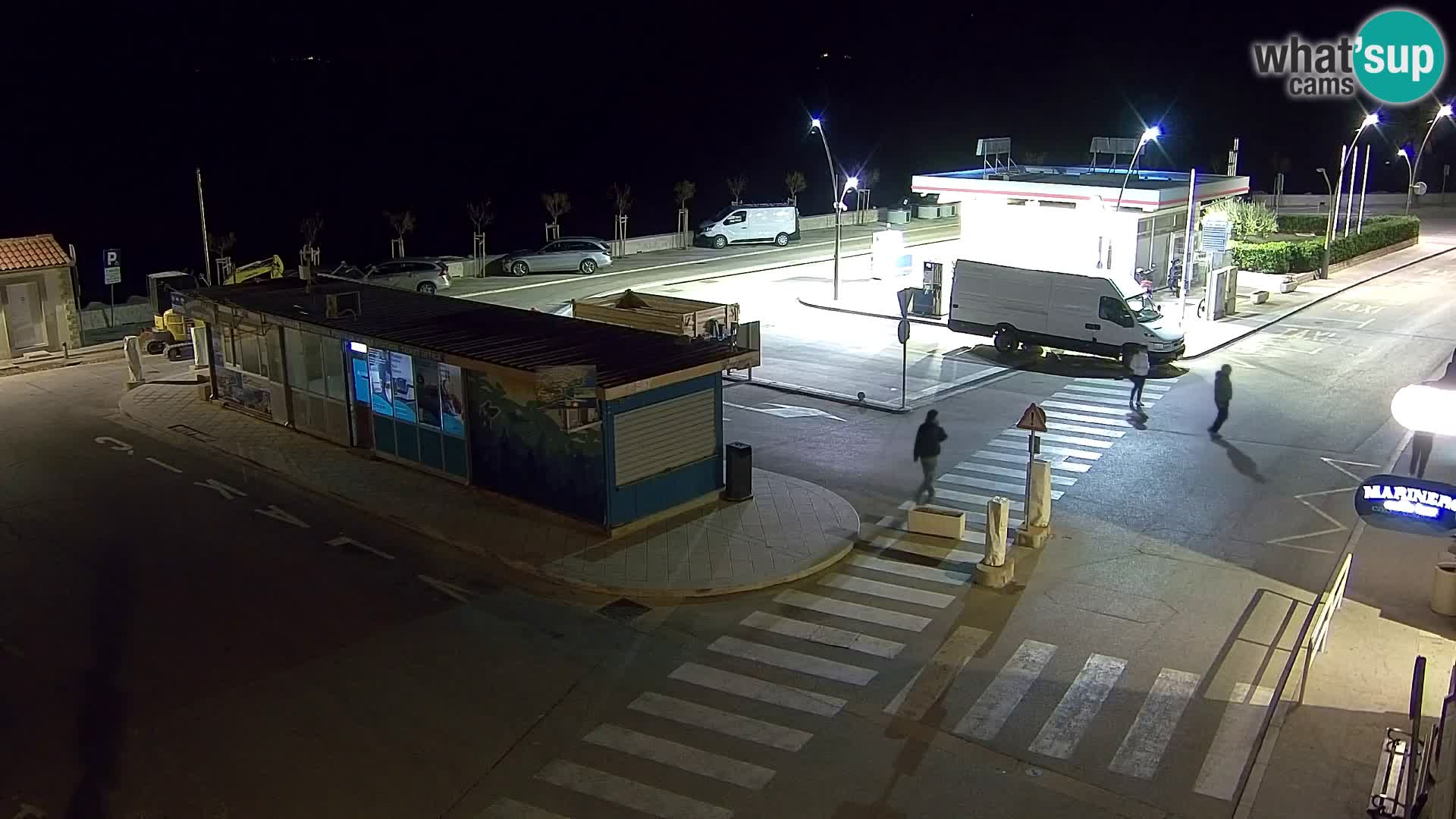 Spletna kamera Bol – Center mesta in marina v živo