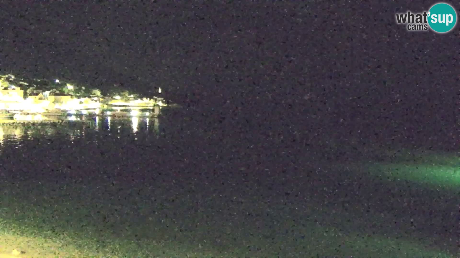 Spletna kamera Bol – Center mesta in marina v živo