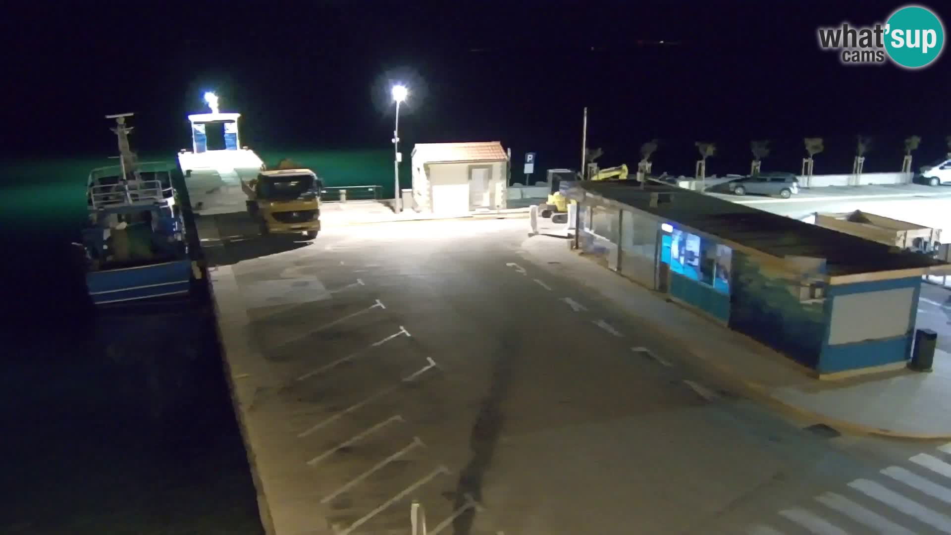 Spletna kamera Bol – Center mesta in marina v živo