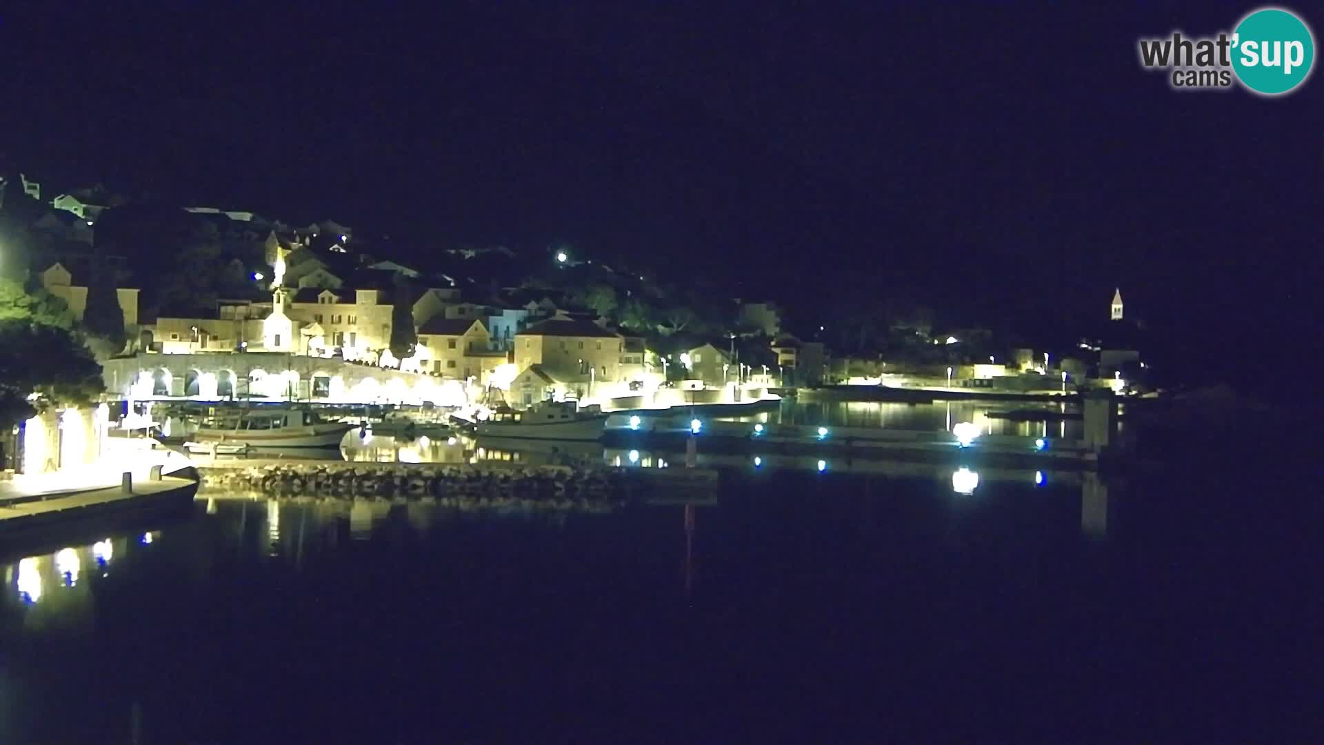 Spletna kamera Bol – Center mesta in marina v živo