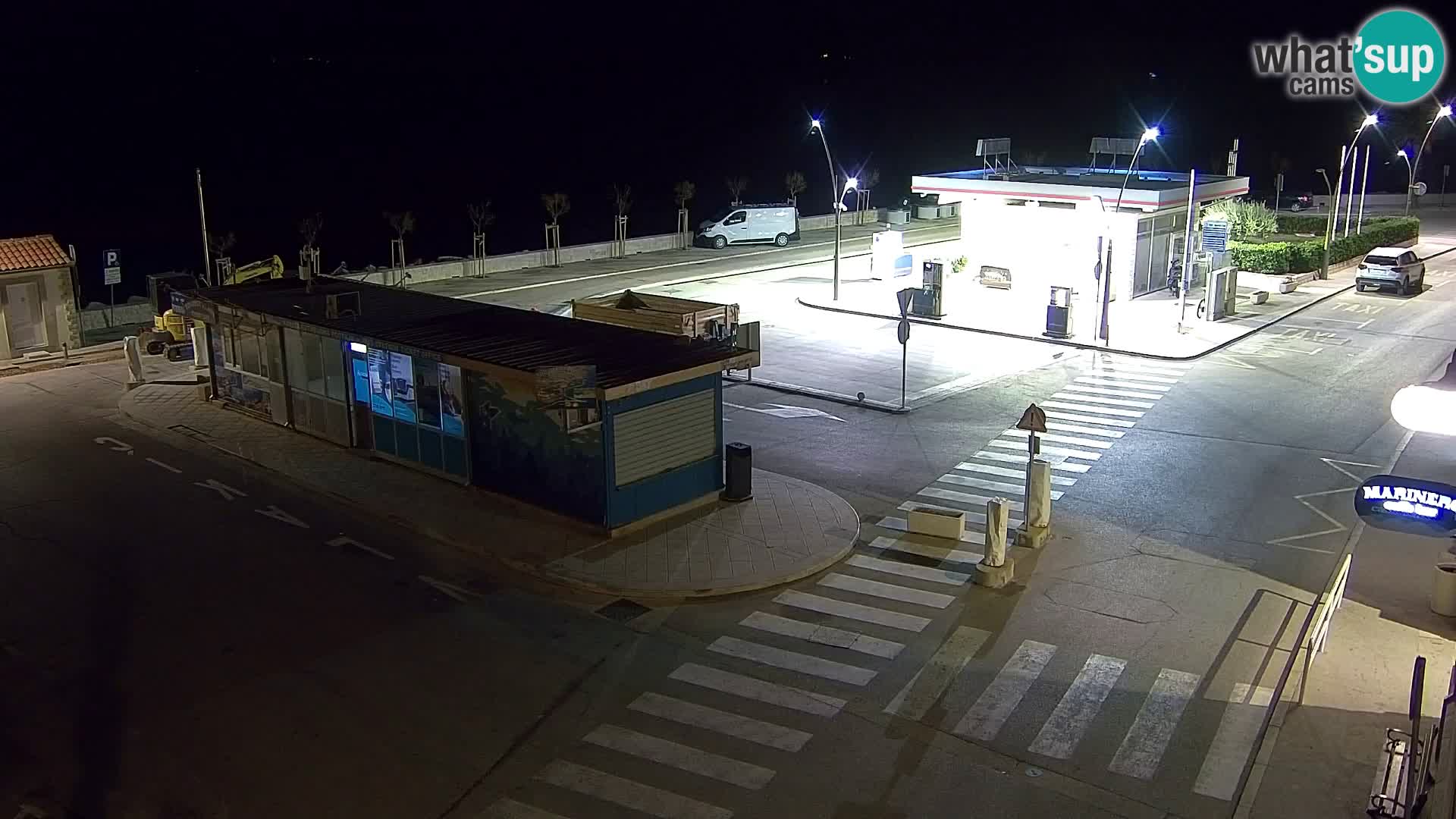 Spletna kamera Bol – Center mesta in marina v živo