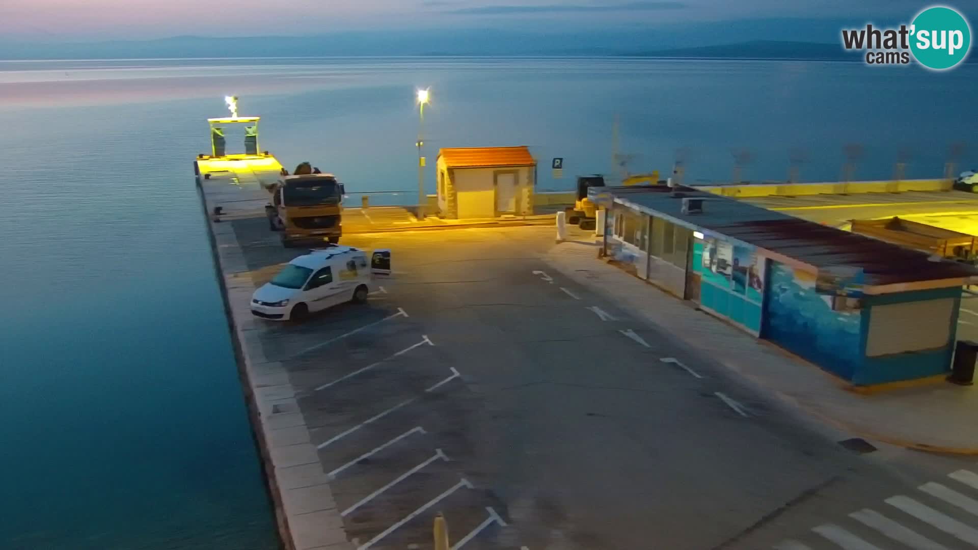 Spletna kamera Bol – Center mesta in marina v živo