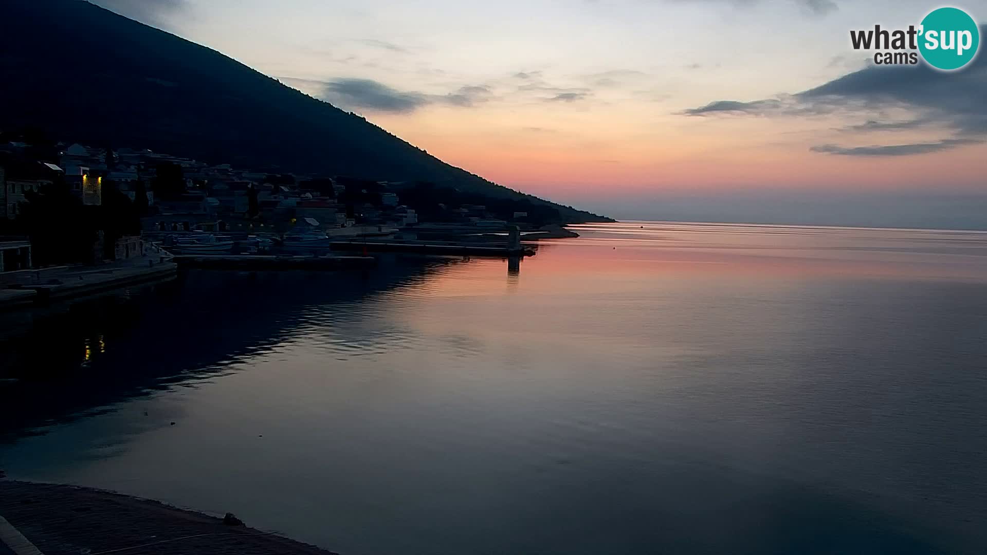 Spletna kamera Bol – Center mesta in marina v živo