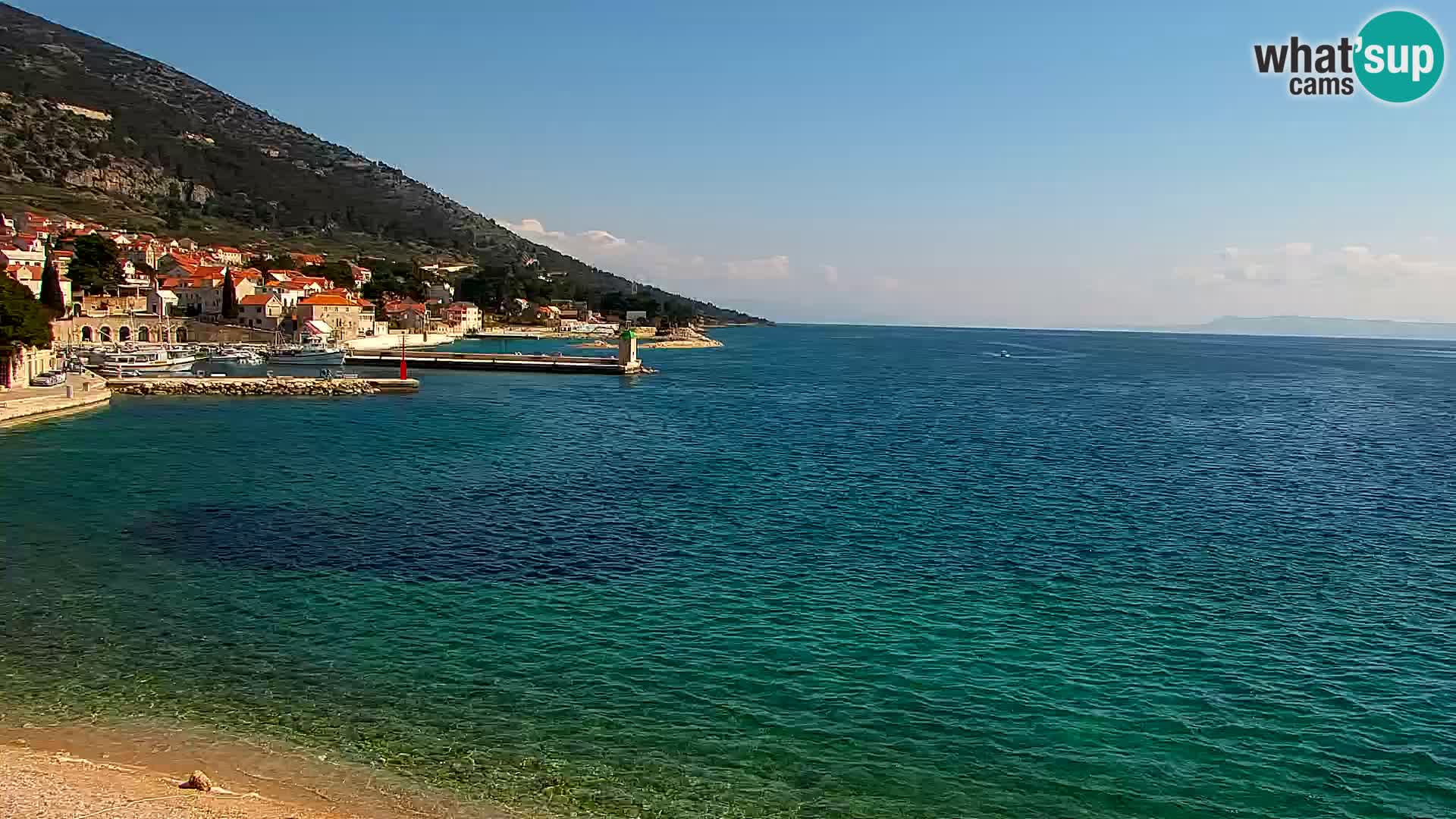 Spletna kamera Bol – Center mesta in marina v živo