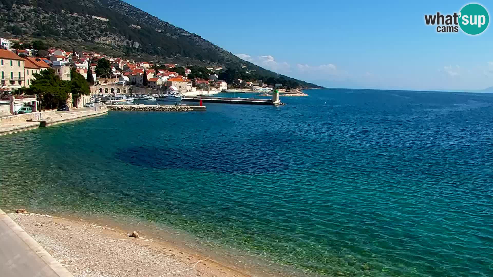 Spletna kamera Bol – Center mesta in marina v živo