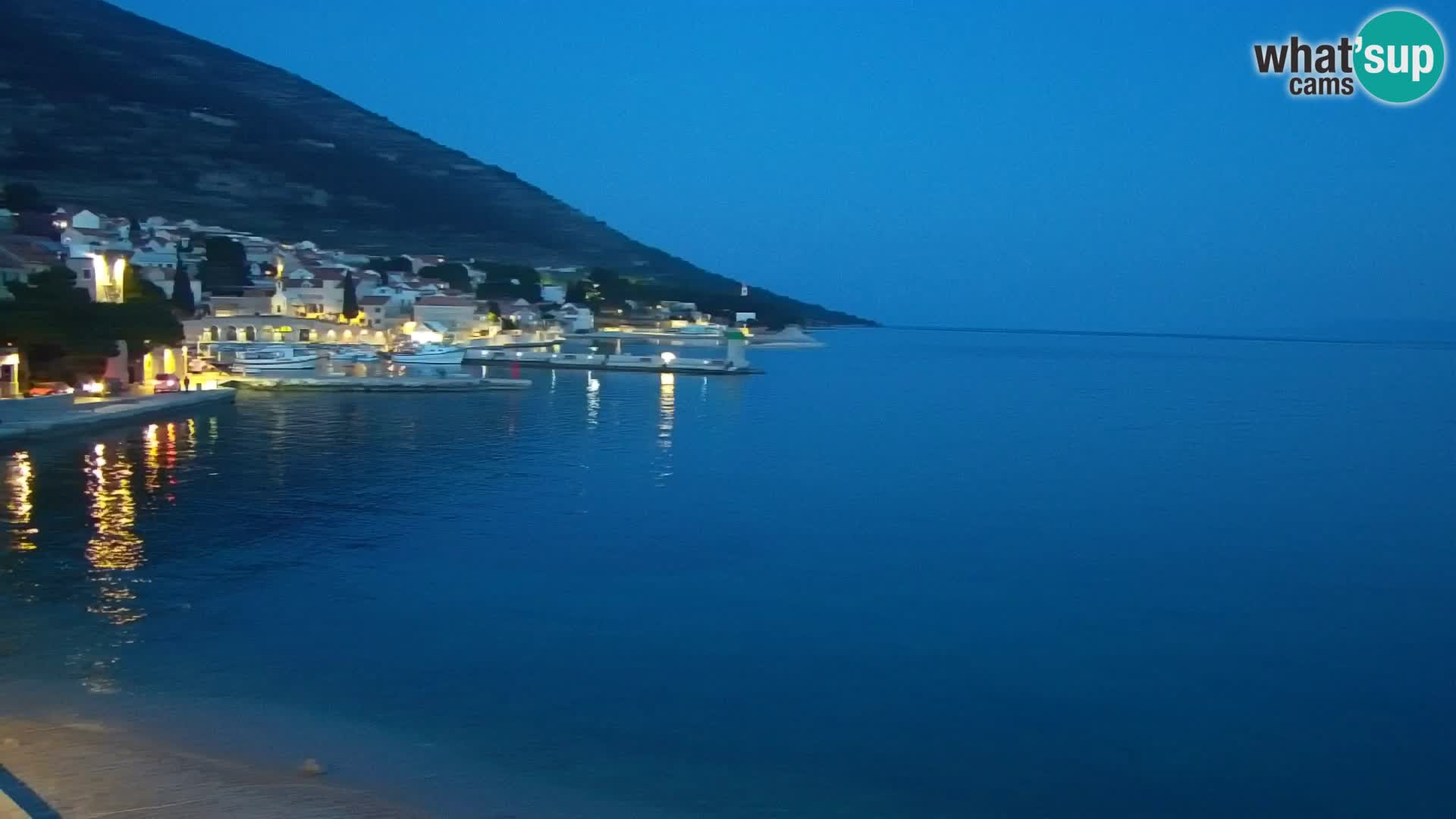 Spletna kamera Bol – Center mesta in marina v živo