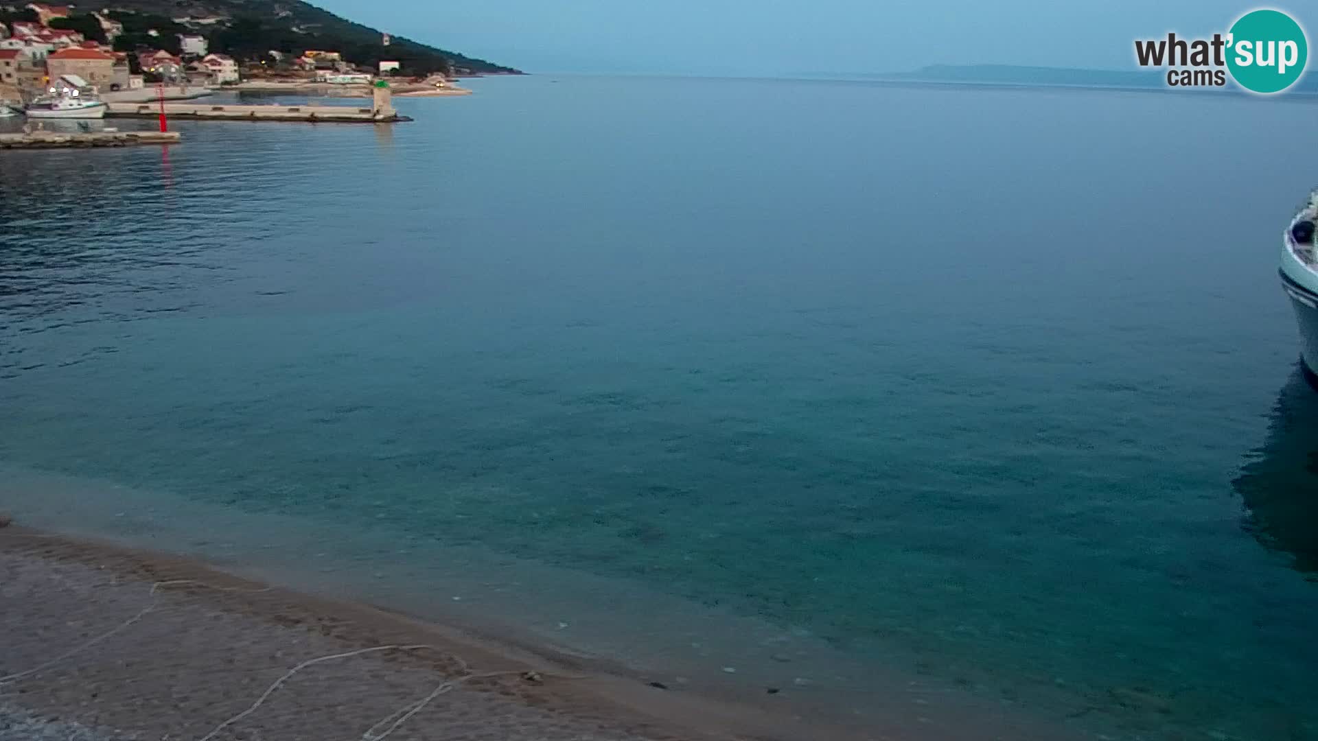 Spletna kamera Bol – Center mesta in marina v živo