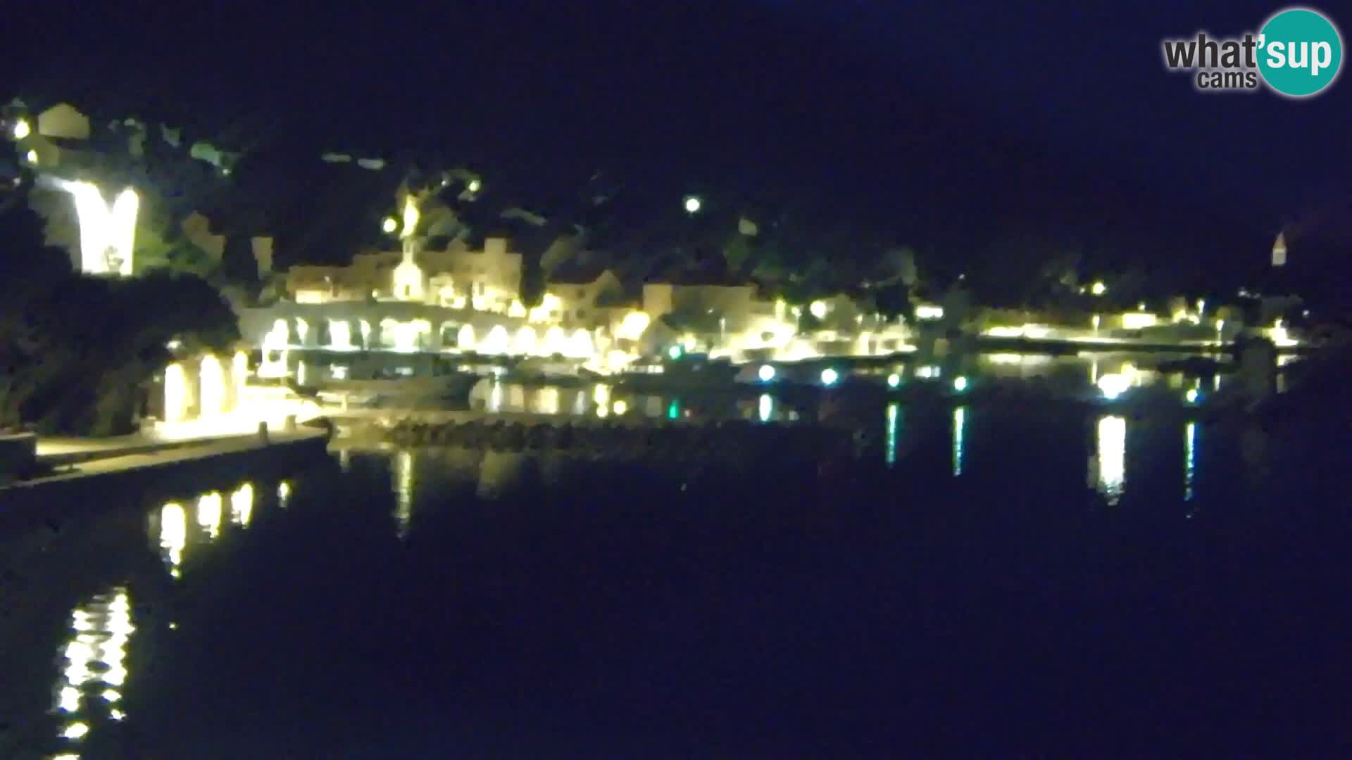 Spletna kamera Bol – Center mesta in marina v živo