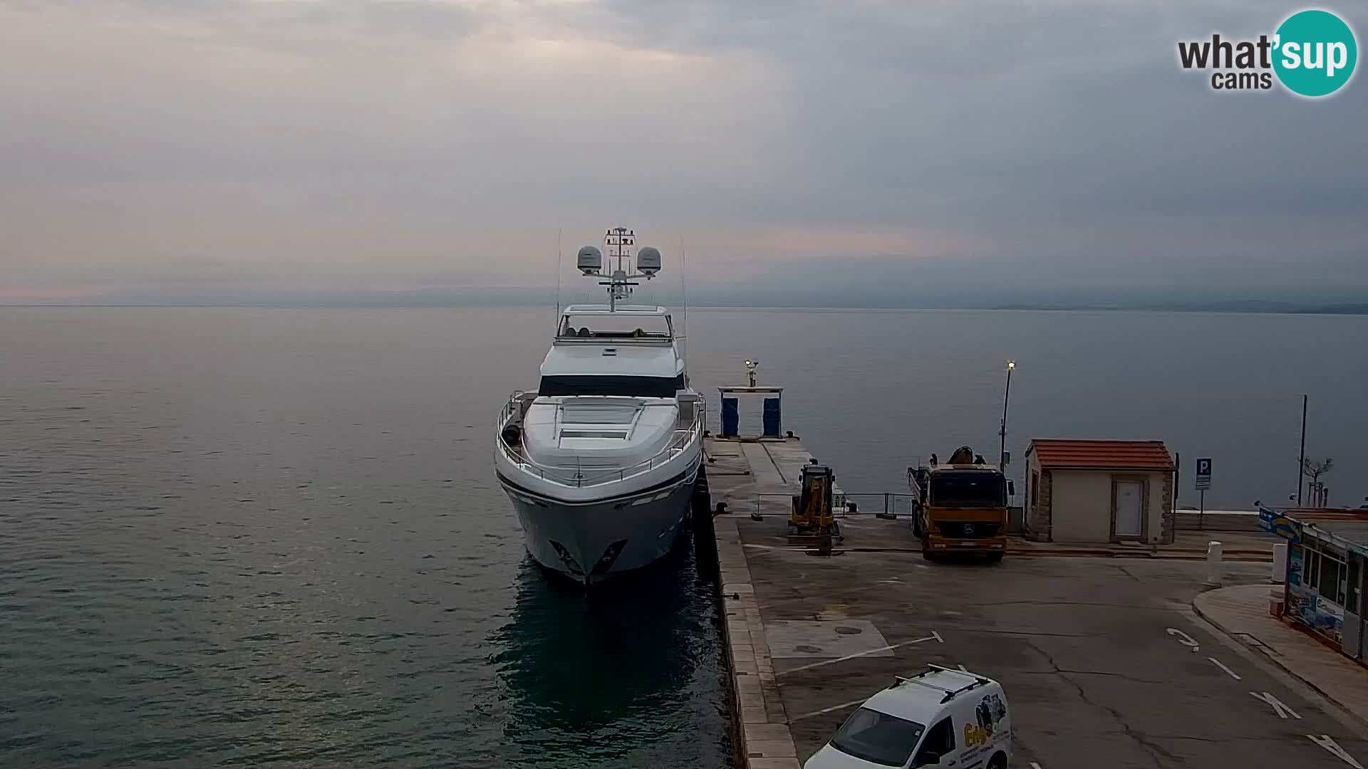 Web kamera Bol – Centar mjesta i marina | Pogled uživo