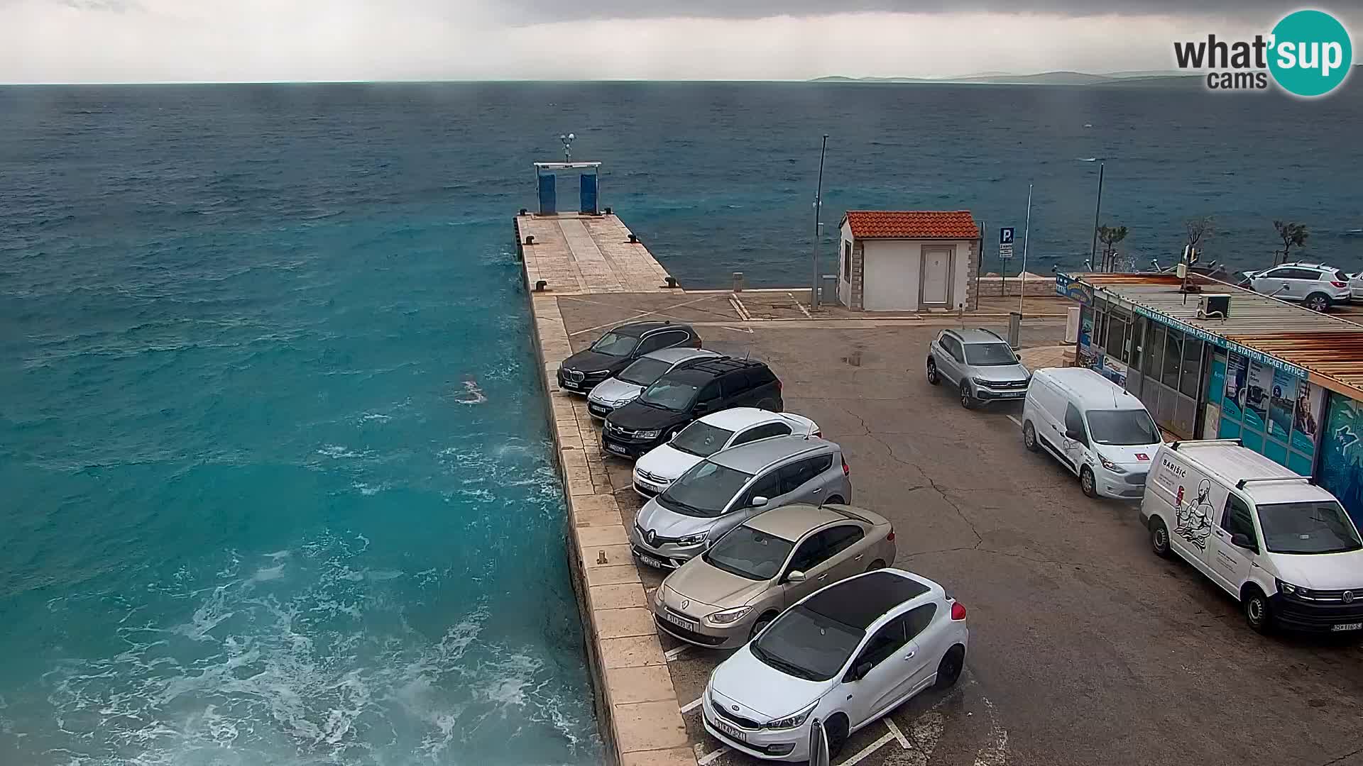 Spletna kamera Bol – Center mesta in marina v živo