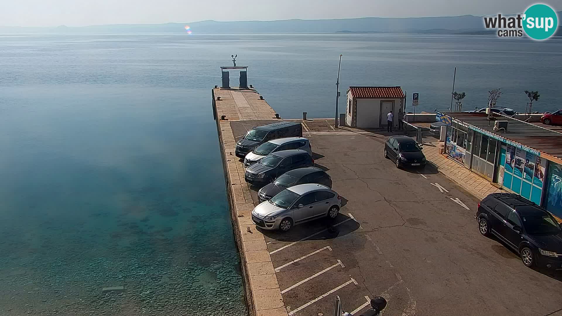 Spletna kamera Bol – Center mesta in marina v živo