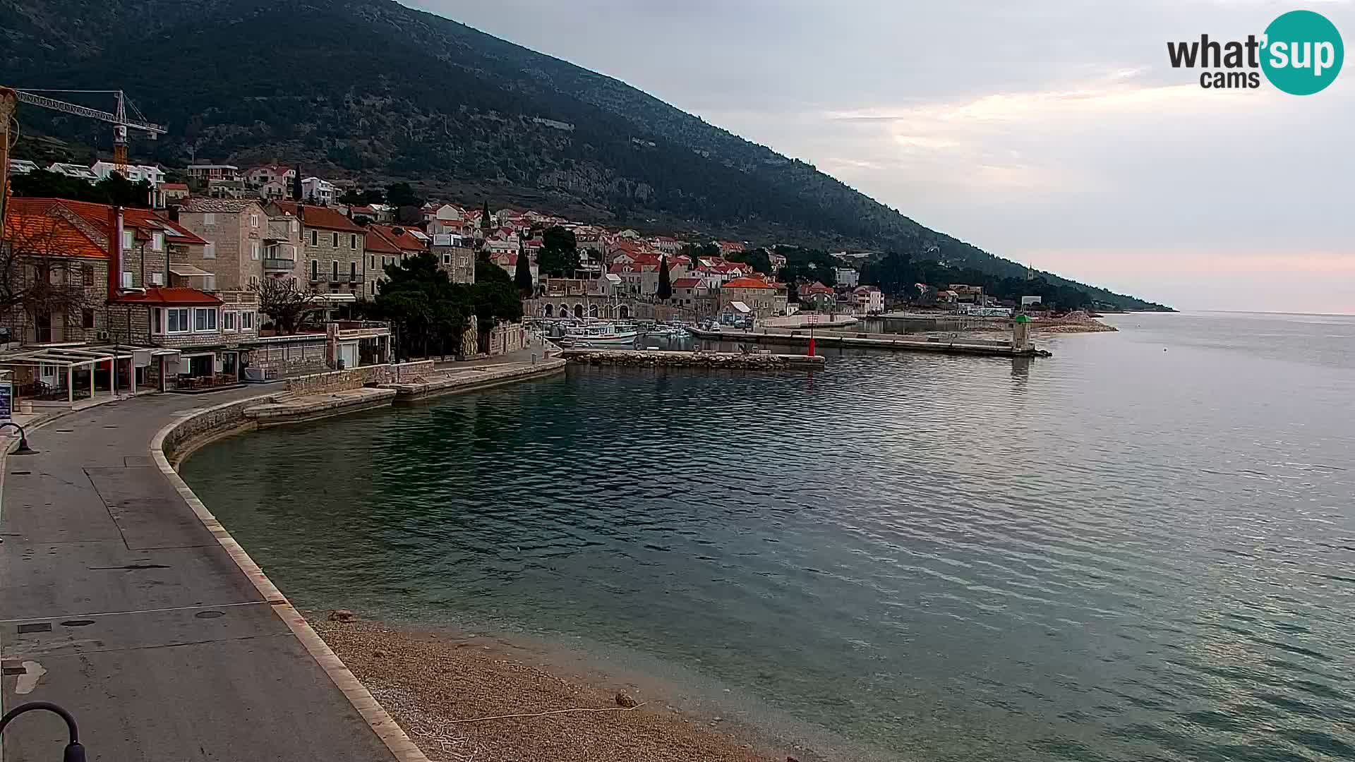 Spletna kamera Bol – Center mesta in marina v živo