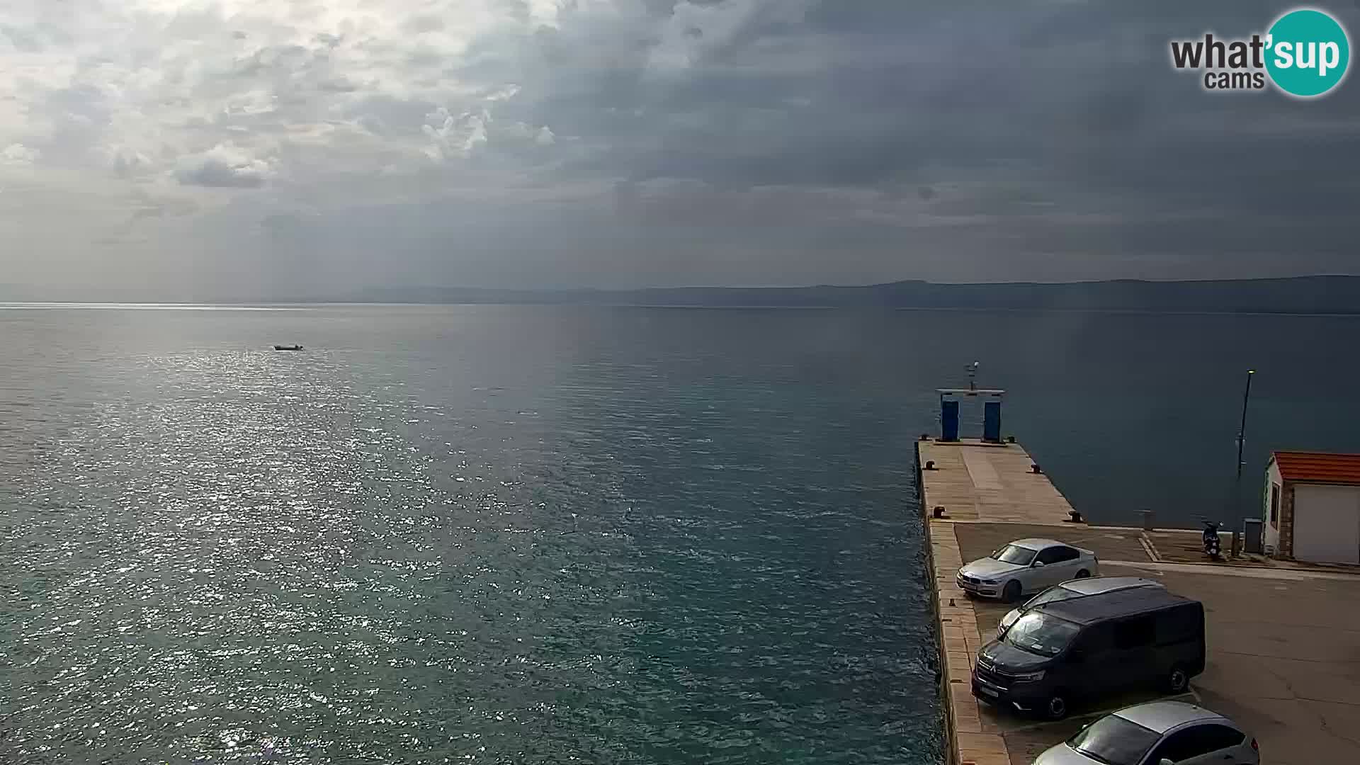 Spletna kamera Bol – Center mesta in marina v živo