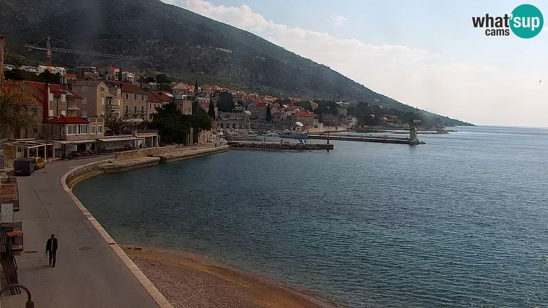 Spletna kamera Bol – Center mesta in marina v živo