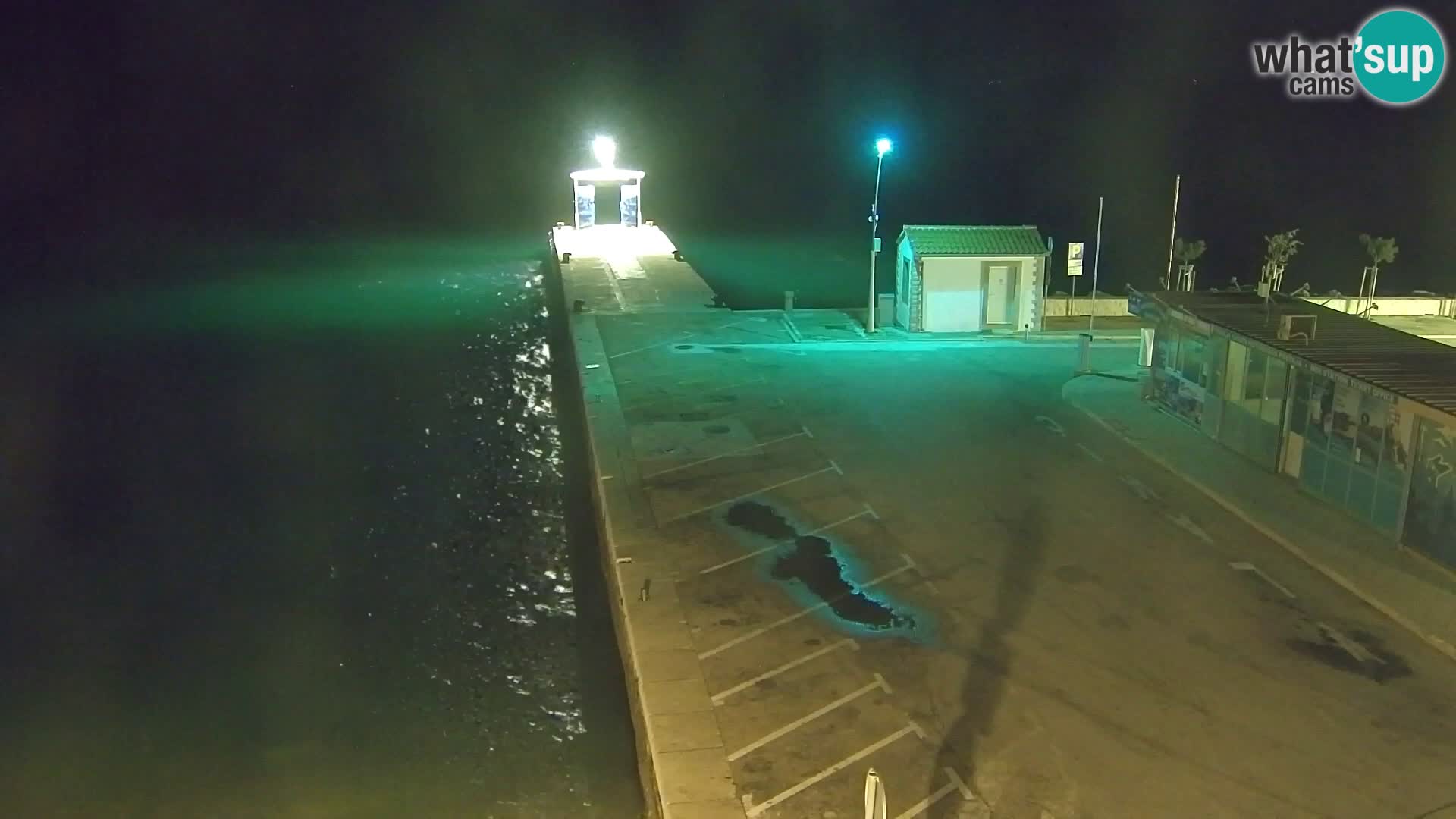 Spletna kamera Bol – Center mesta in marina v živo