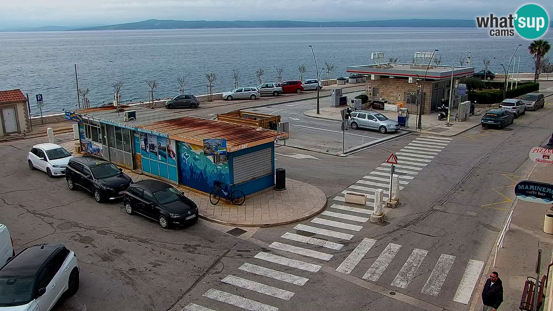 Spletna kamera Bol – Center mesta in marina v živo