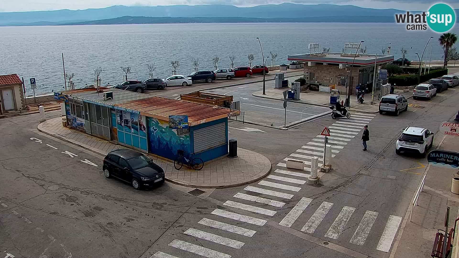 Spletna kamera Bol – Center mesta in marina v živo