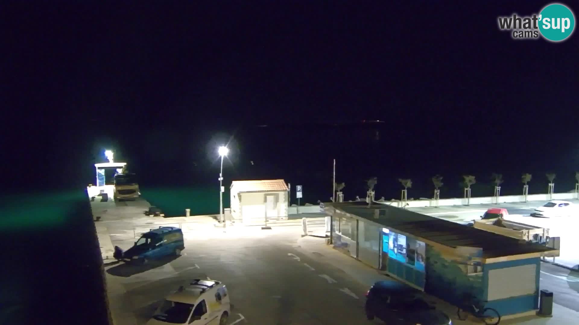 Spletna kamera Bol – Center mesta in marina v živo