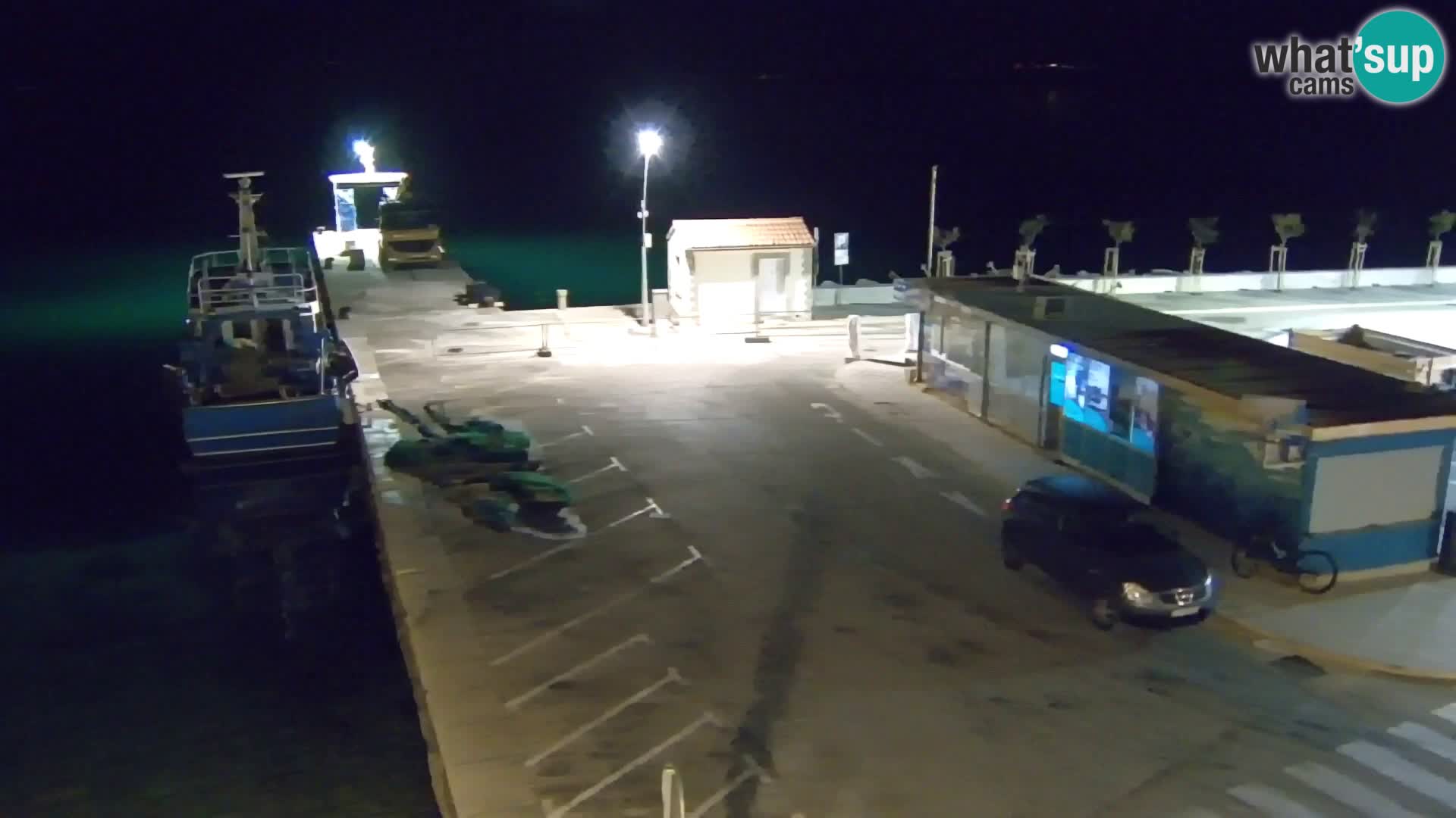 Spletna kamera Bol – Center mesta in marina v živo