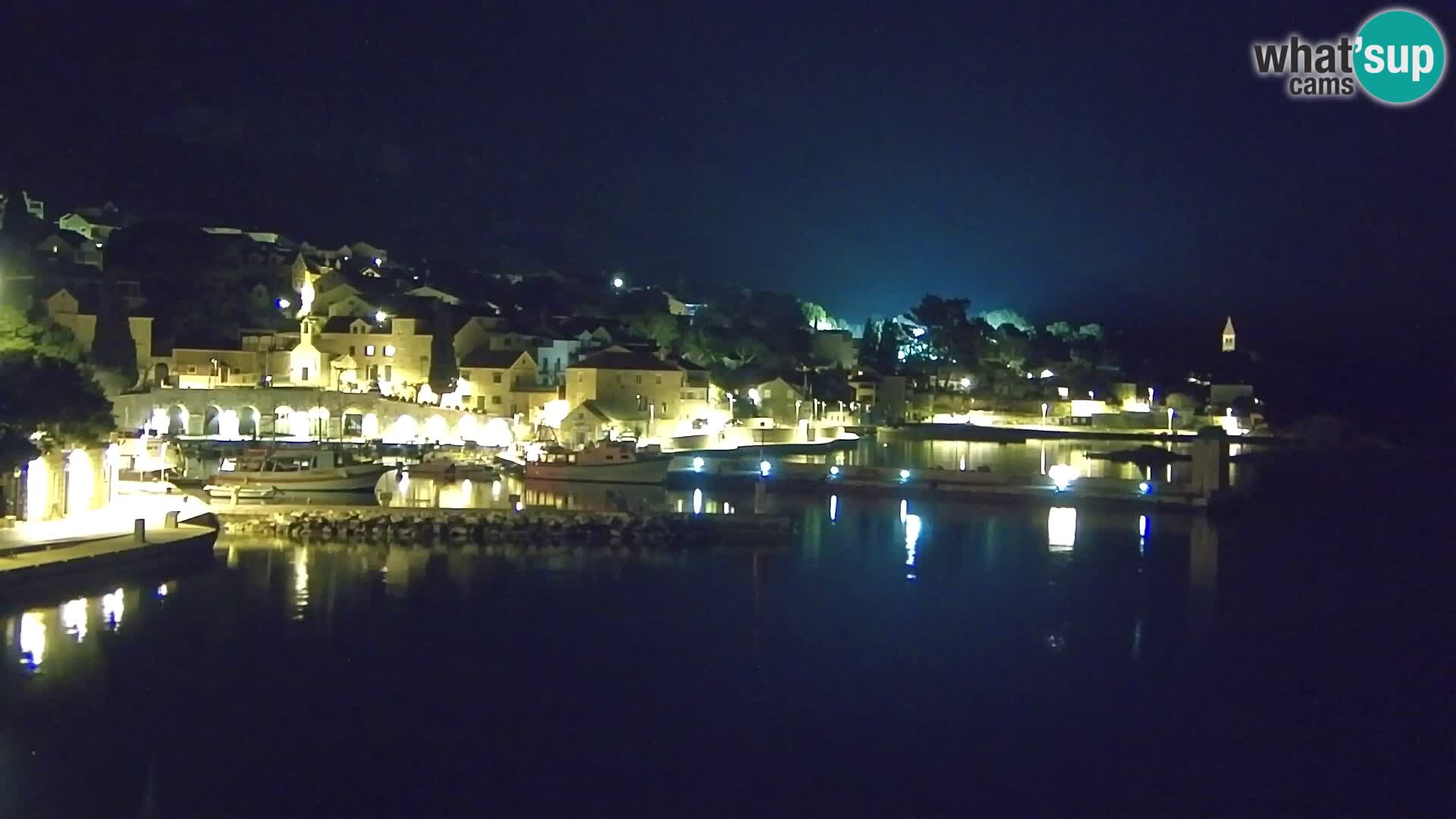 Spletna kamera Bol – Center mesta in marina v živo