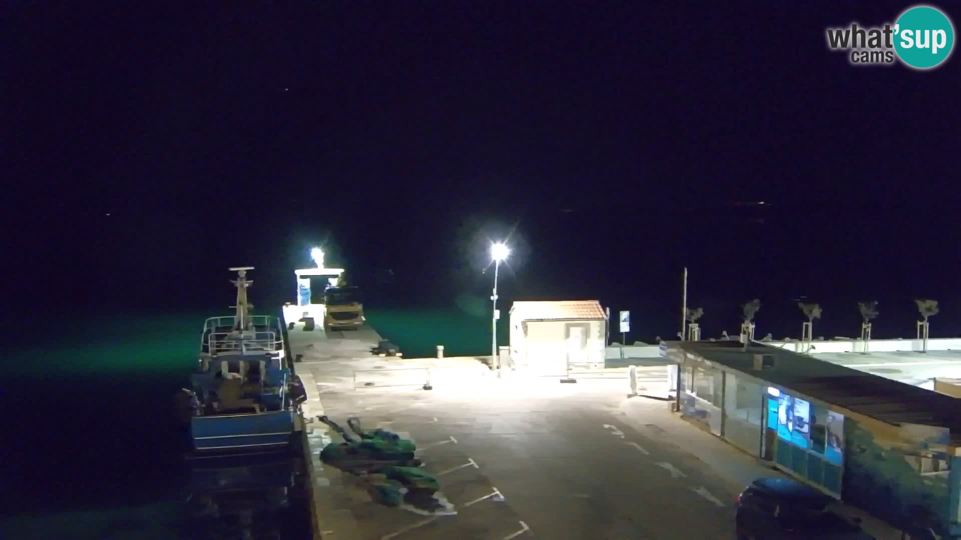 Spletna kamera Bol – Center mesta in marina v živo