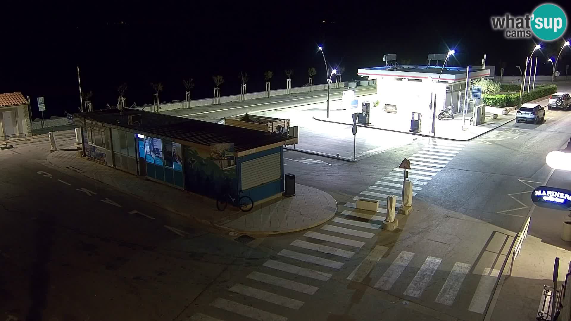 Spletna kamera Bol – Center mesta in marina v živo