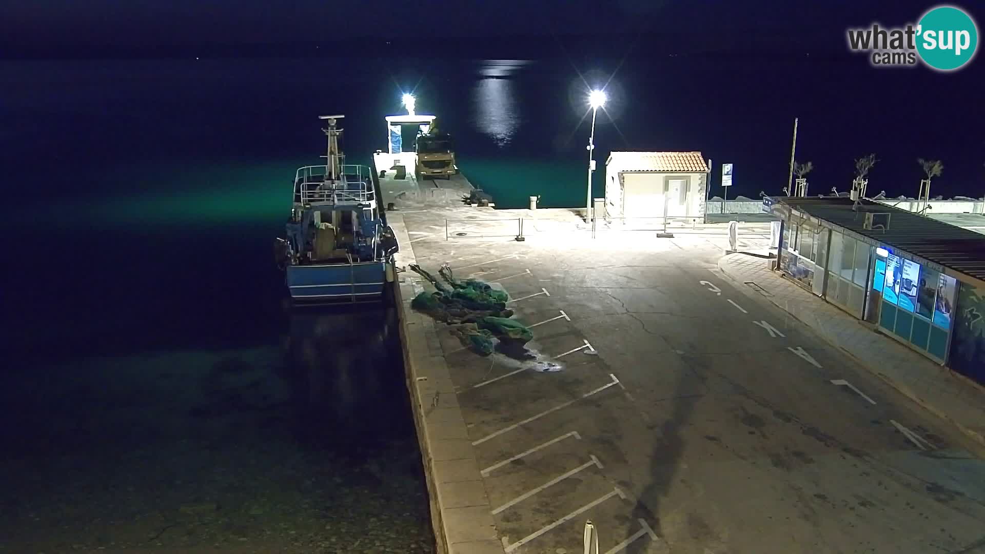 Spletna kamera Bol – Center mesta in marina v živo