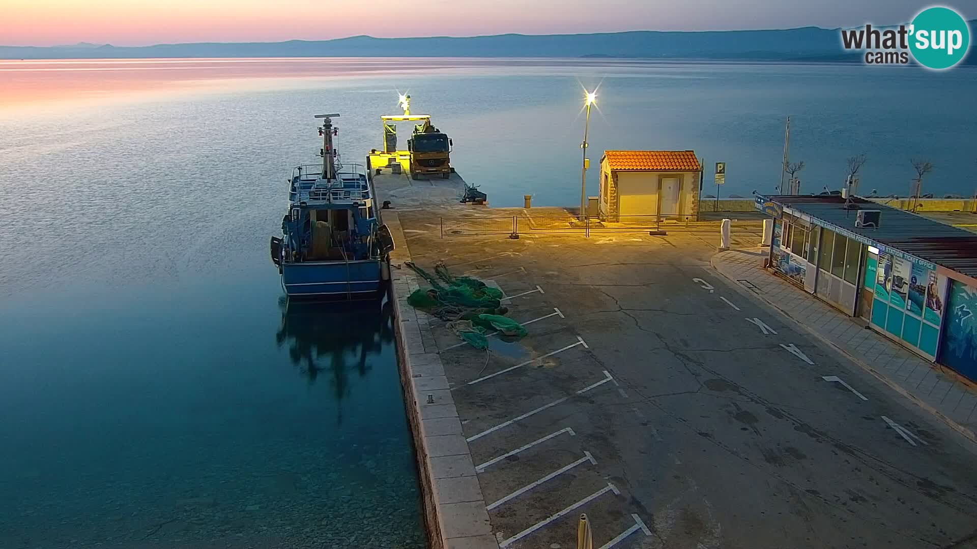 Spletna kamera Bol – Center mesta in marina v živo