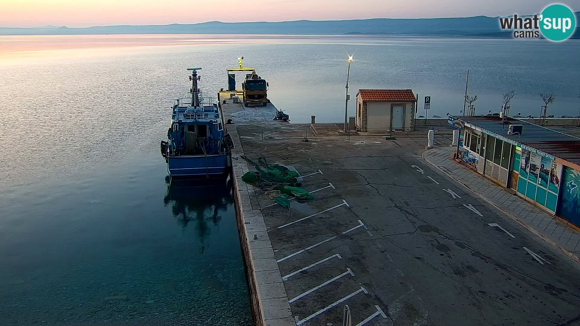 Web kamera Bol – Centar mjesta i marina | Pogled uživo